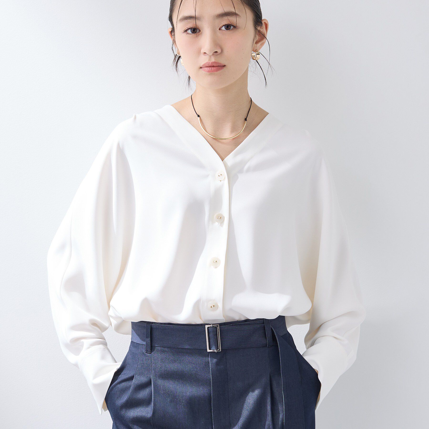 INDIVI「【洗える／UVケア／マットサテン】Vネックドルマンスリーブブラウス」|シャツ・ブラウス|