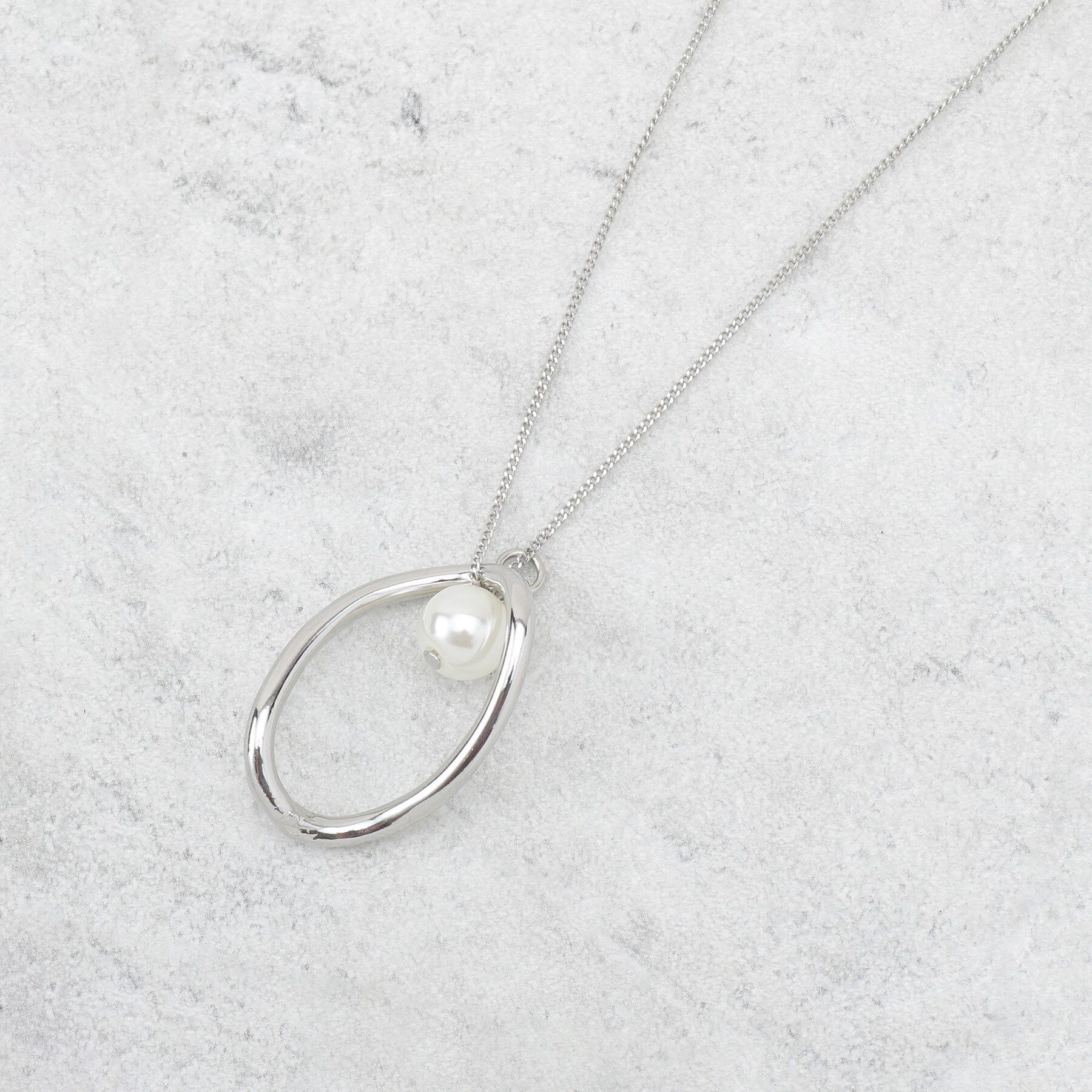 OPAQUE.CLIP「オーバルメタル&times;フェイクパール スライドネックレス」|ネックレス|シルバー(006)