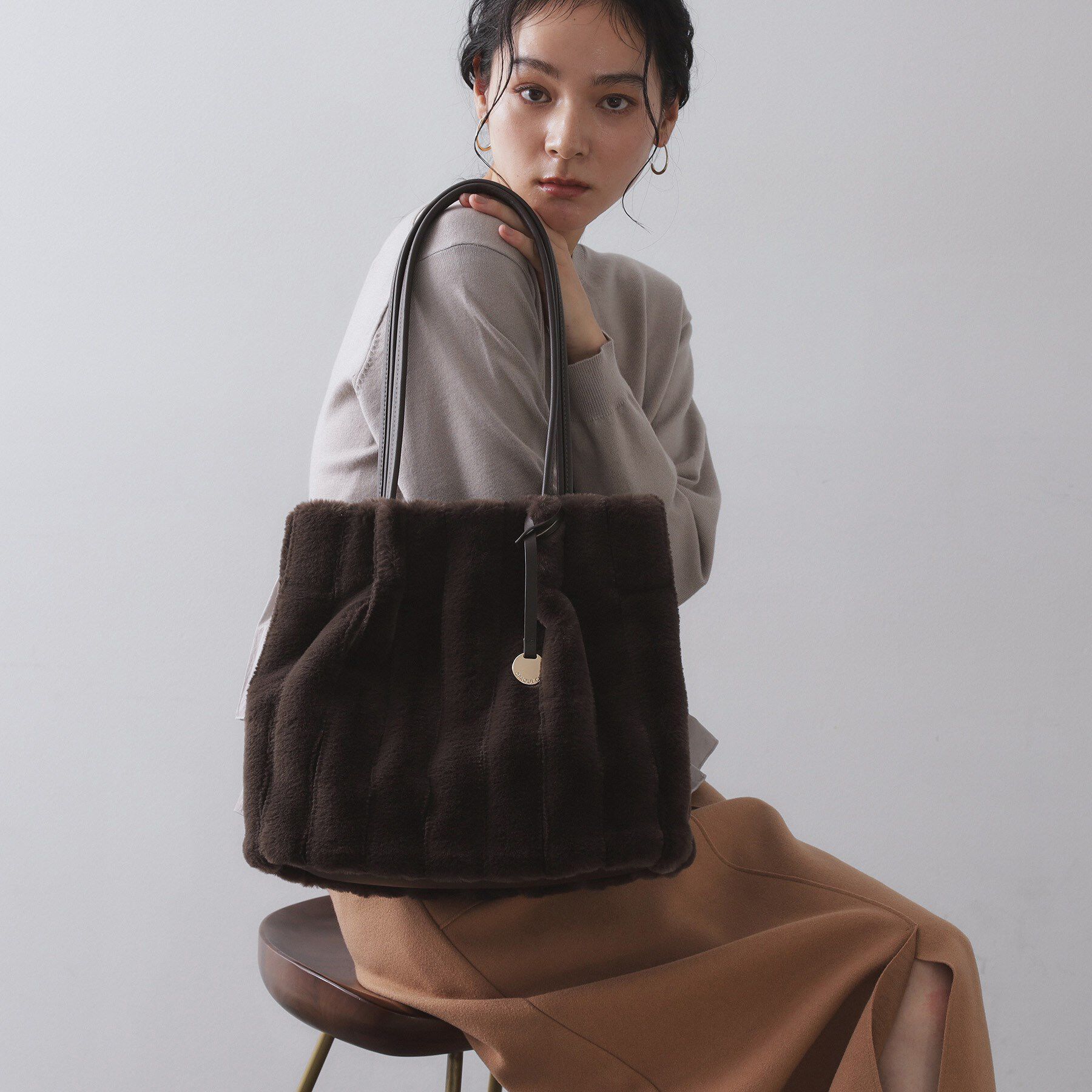 OPAQUE.CLIP「【A4サイズ対応／マチ付き】ストライプフェイクファートートバッグ」|トートバッグ|ブラウン(044)