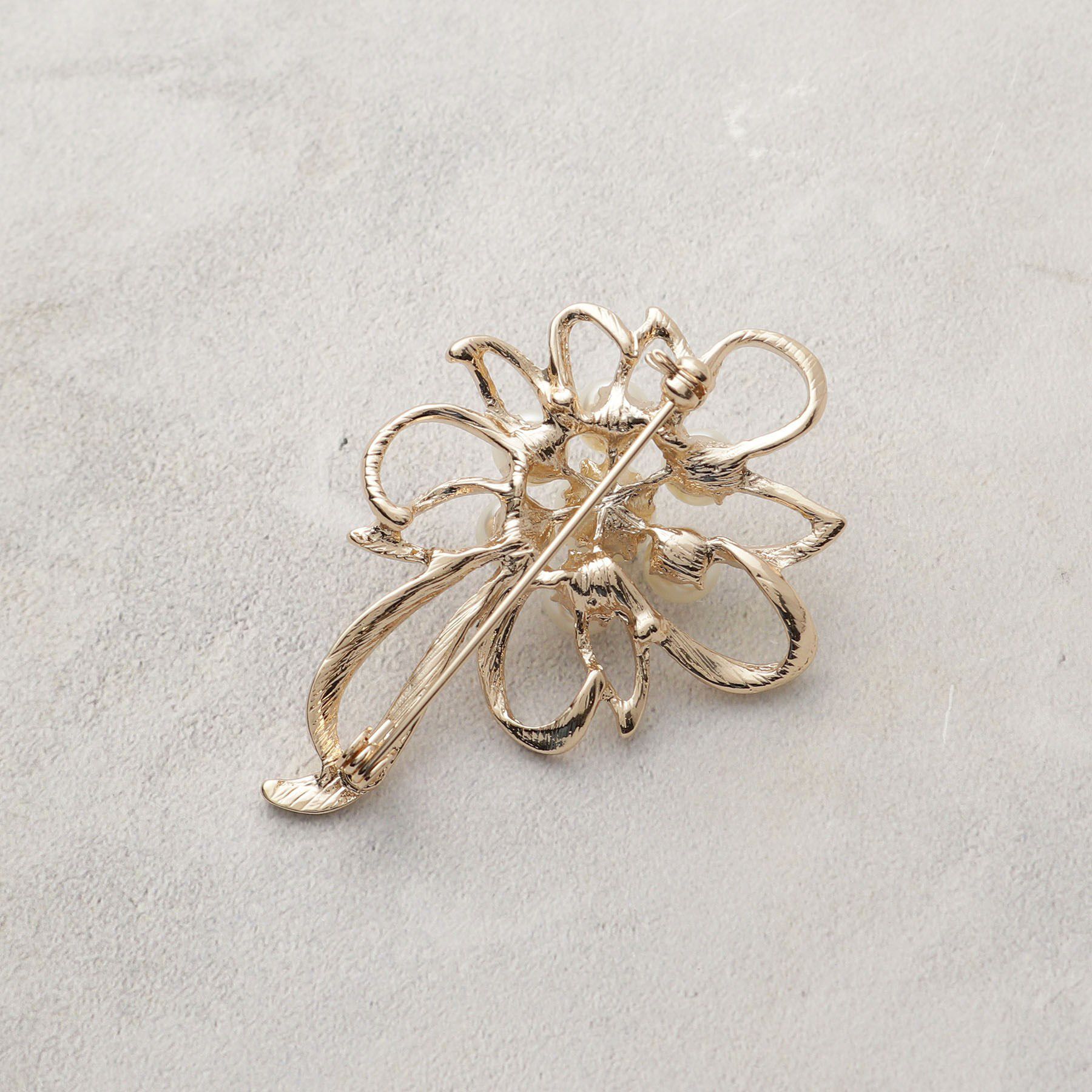 OPAQUE.CLIP「メタルフラワーフェイクパールブローチ」|ブローチ・コサージュ|