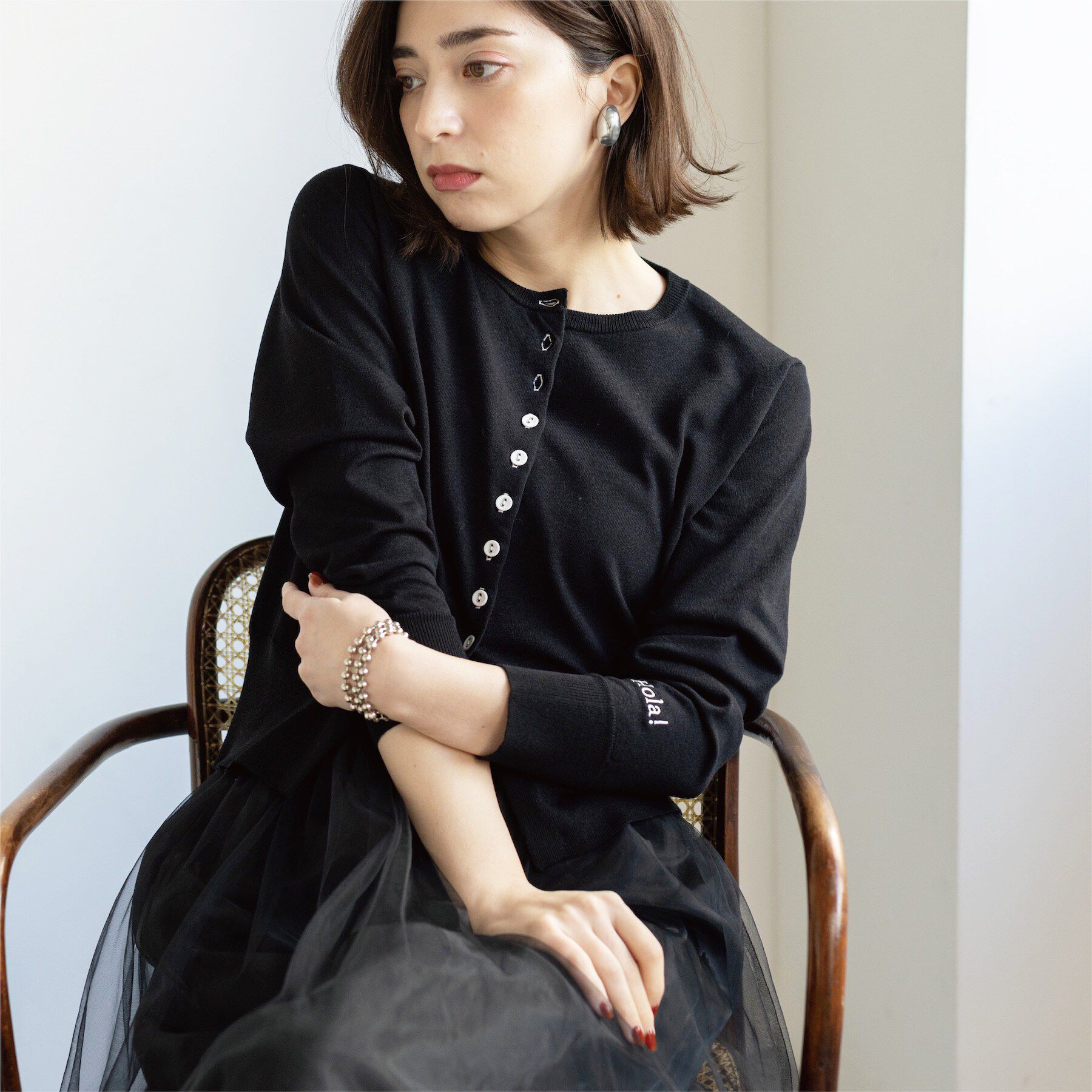 OPAQUE.CLIP「多ボタン 袖口刺繍クルーネックカーディガン」|カーディガン|ブラック(019)