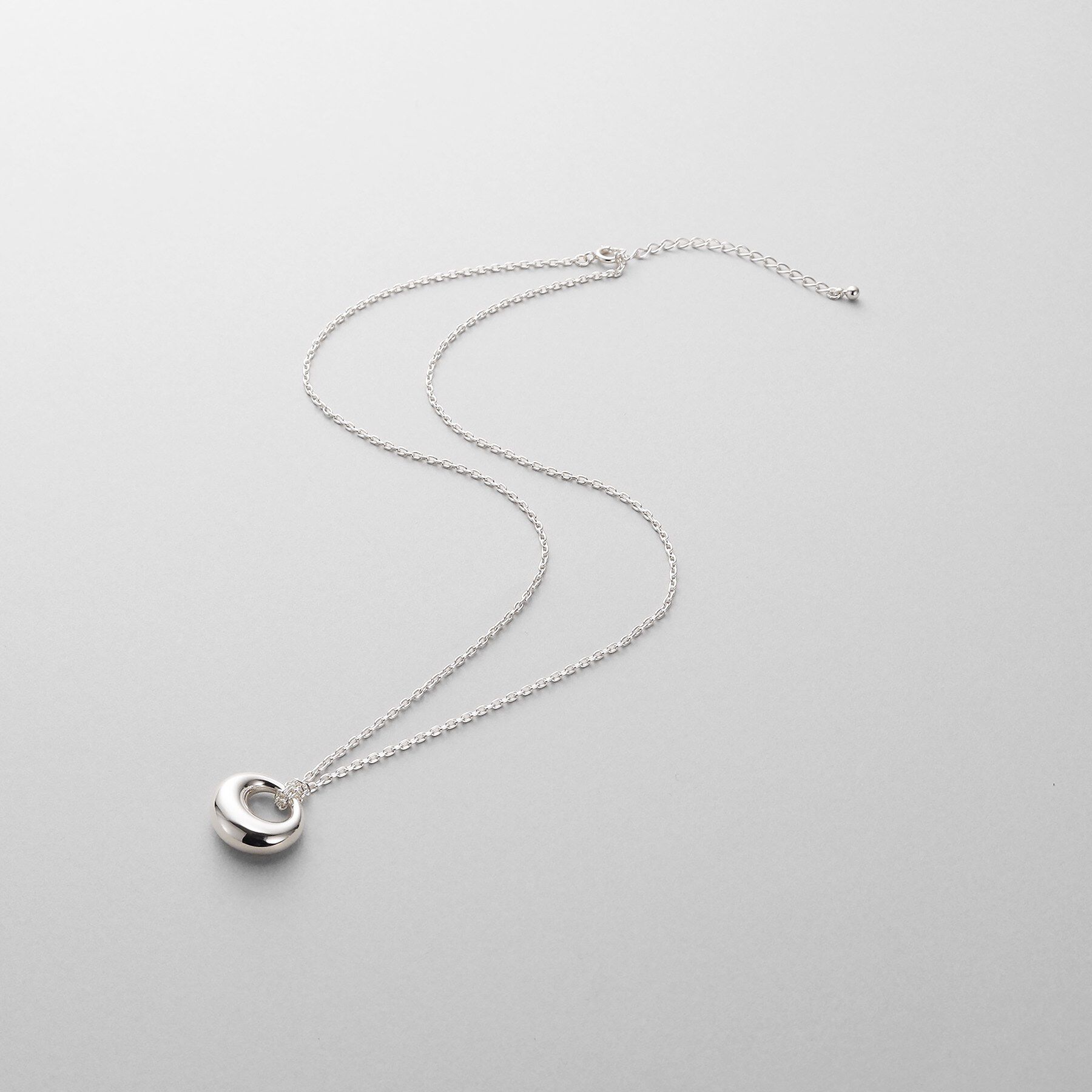 COCOSHNIK ONKITSCH「シルバー オフセットトーラスネックレス」|ネックレス|