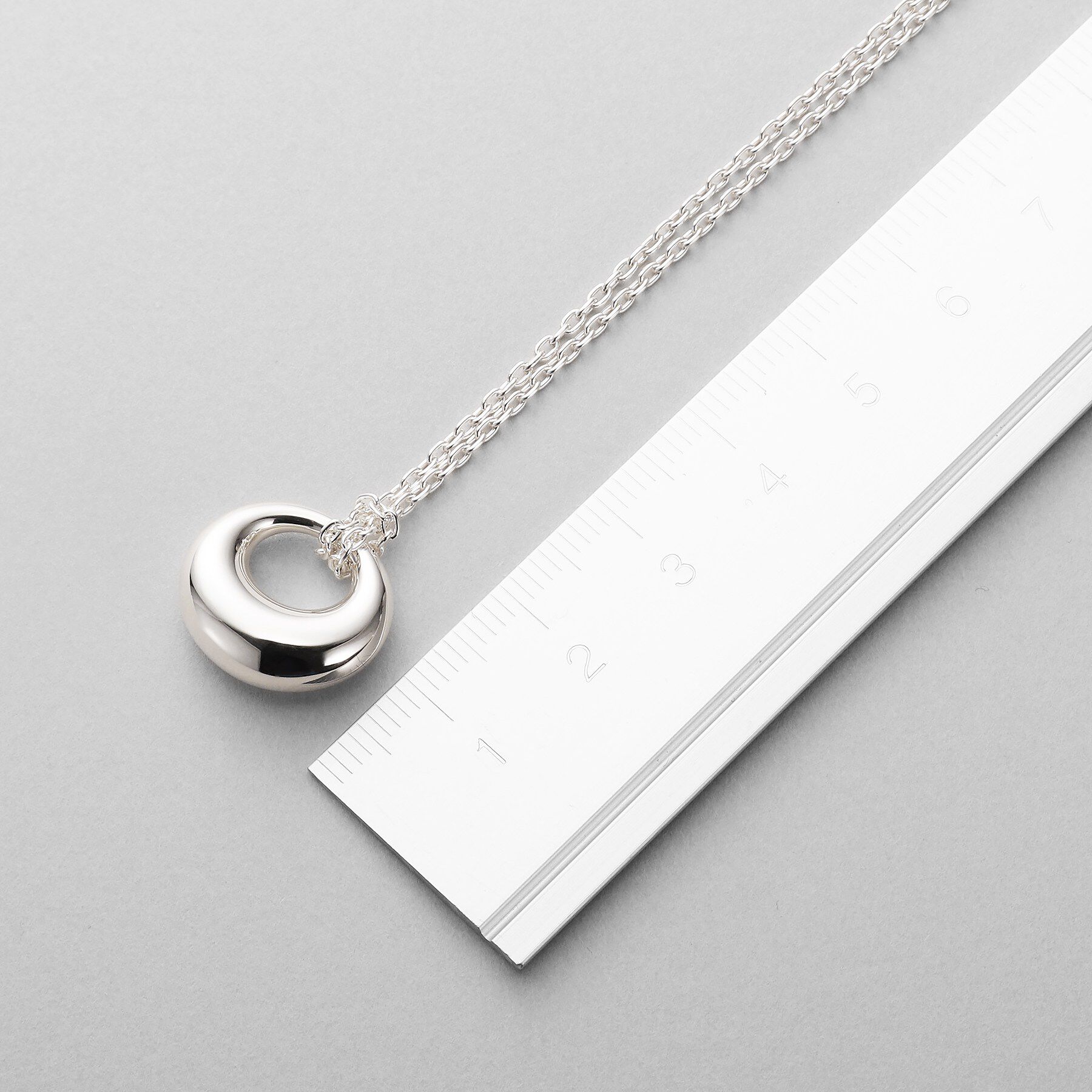 COCOSHNIK ONKITSCH「シルバー オフセットトーラスネックレス」|ネックレス|