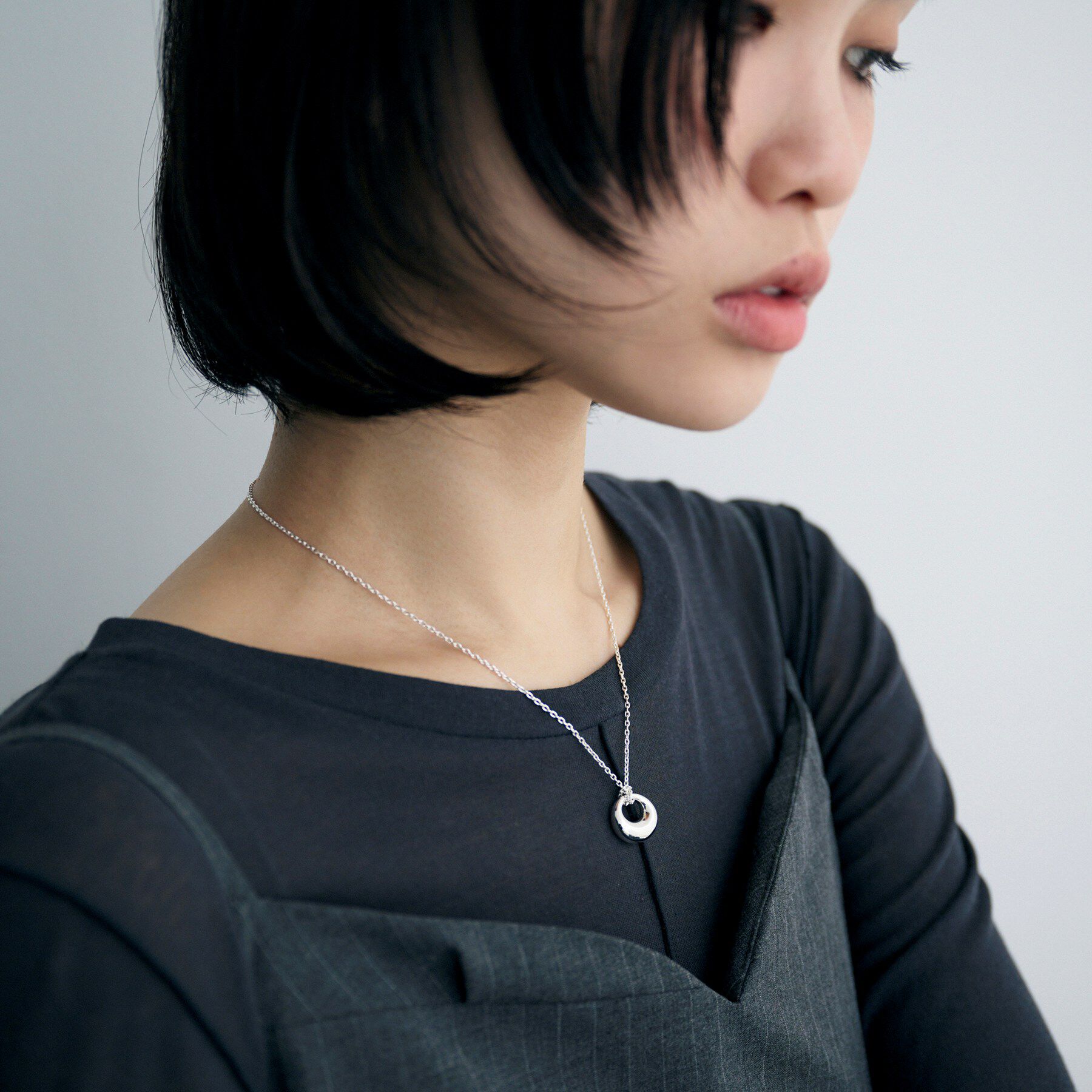 COCOSHNIK ONKITSCH「シルバー オフセットトーラスネックレス」|ネックレス|