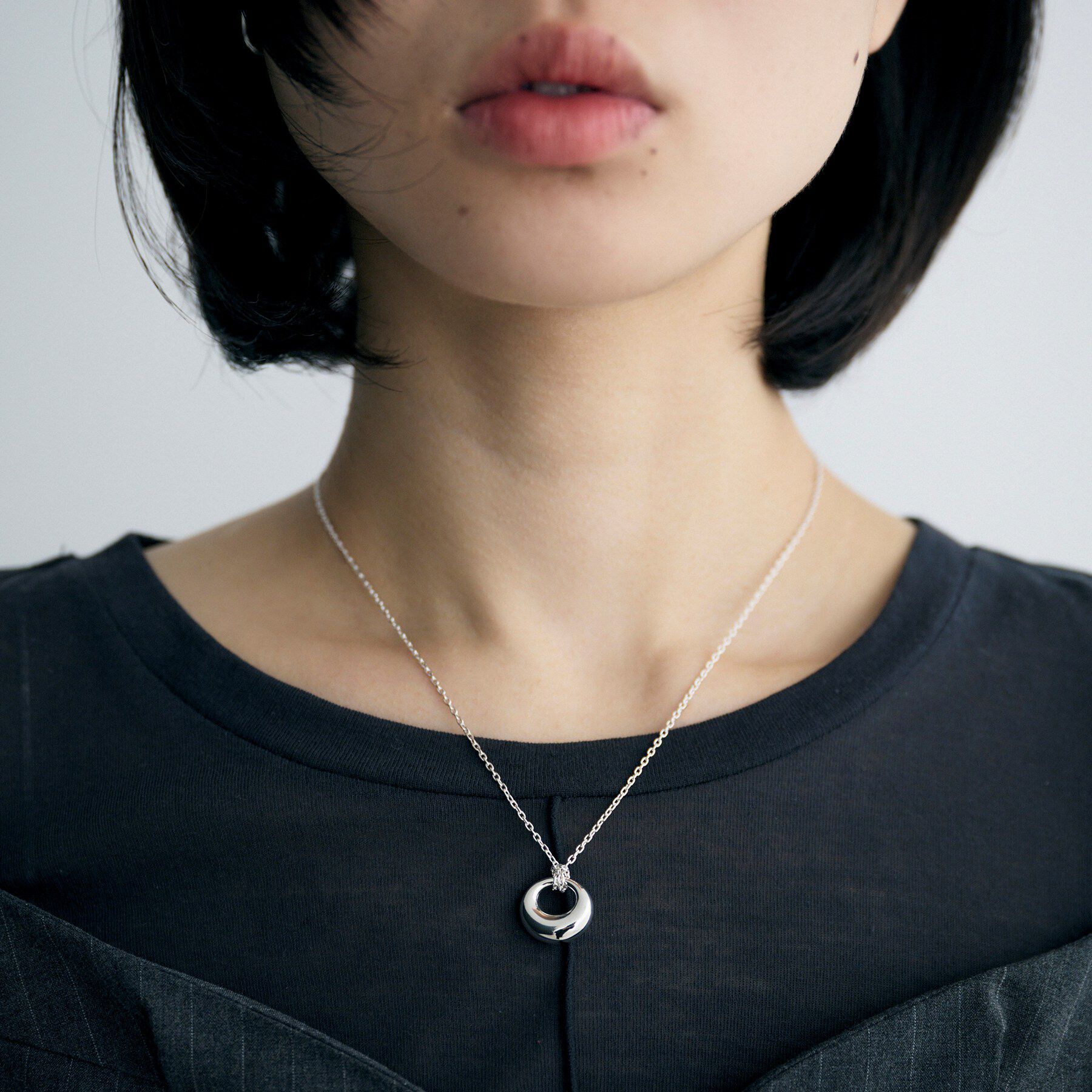 COCOSHNIK ONKITSCH「シルバー オフセットトーラスネックレス」|ネックレス|