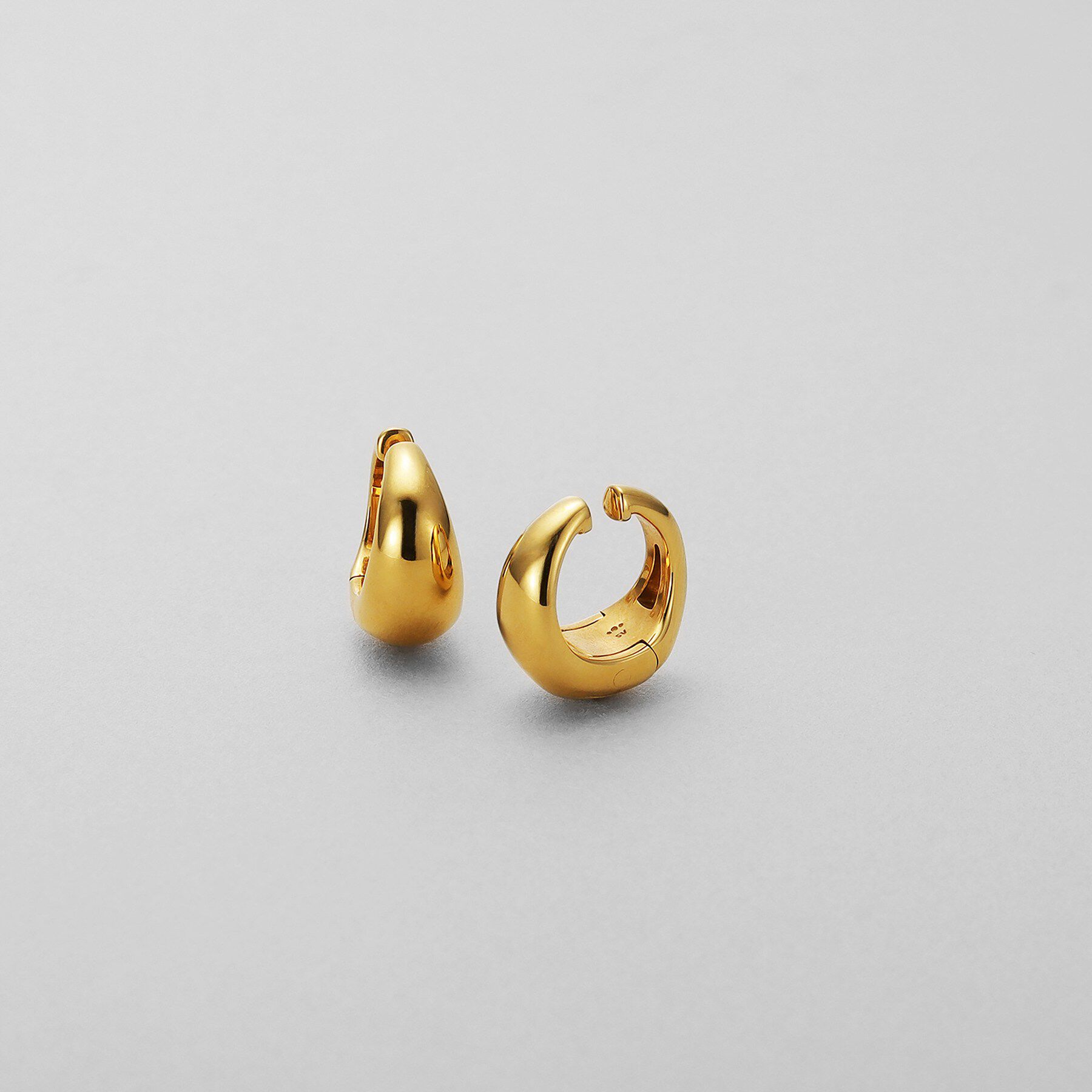 COCOSHNIK ONKITSCH「シルバー ハギーイヤリング ペアシェイプ M GP」|イヤリング|ゴールド(600)