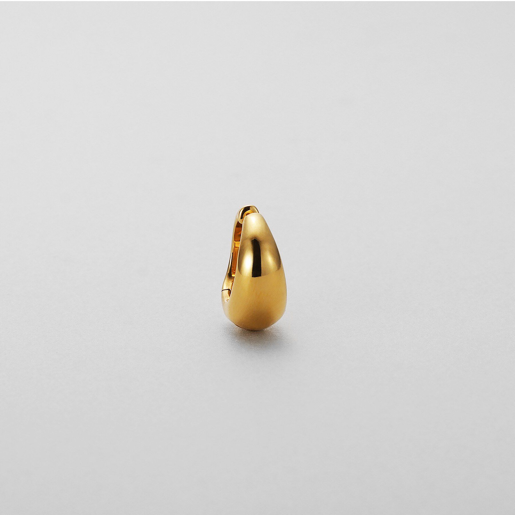 COCOSHNIK ONKITSCH「シルバー ハギーイヤリング ペアシェイプ M GP」|イヤリング|