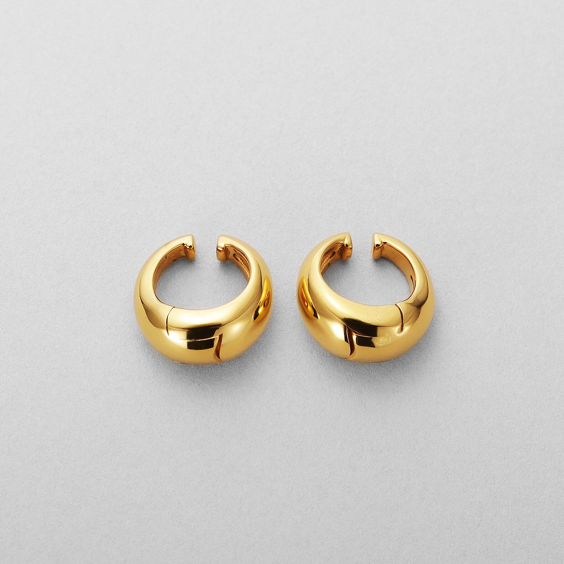 COCOSHNIK ONKITSCH「シルバー ハギーイヤリング ペアシェイプ M GP」|イヤリング|