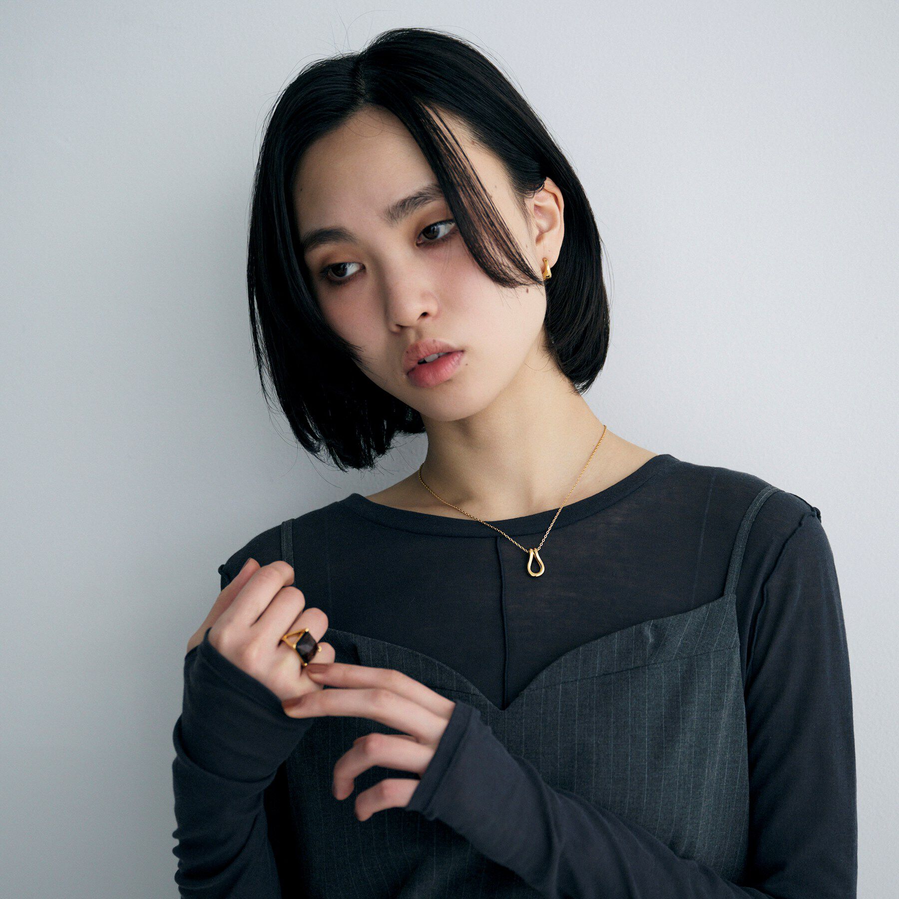 COCOSHNIK ONKITSCH「シルバー ハギーイヤリング ペアシェイプ M GP」|イヤリング|