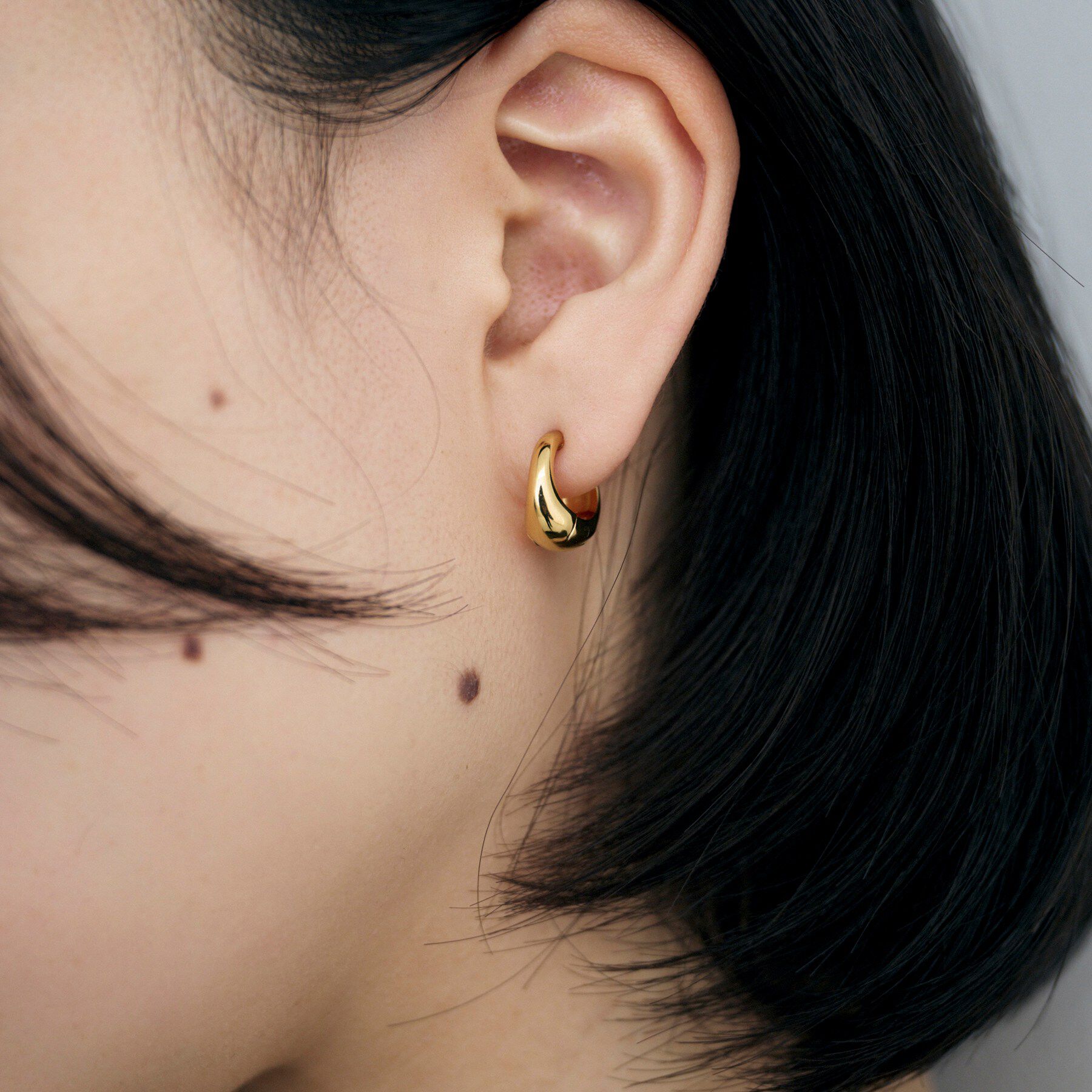 COCOSHNIK ONKITSCH「シルバー ハギーイヤリング ペアシェイプ M GP」|イヤリング|