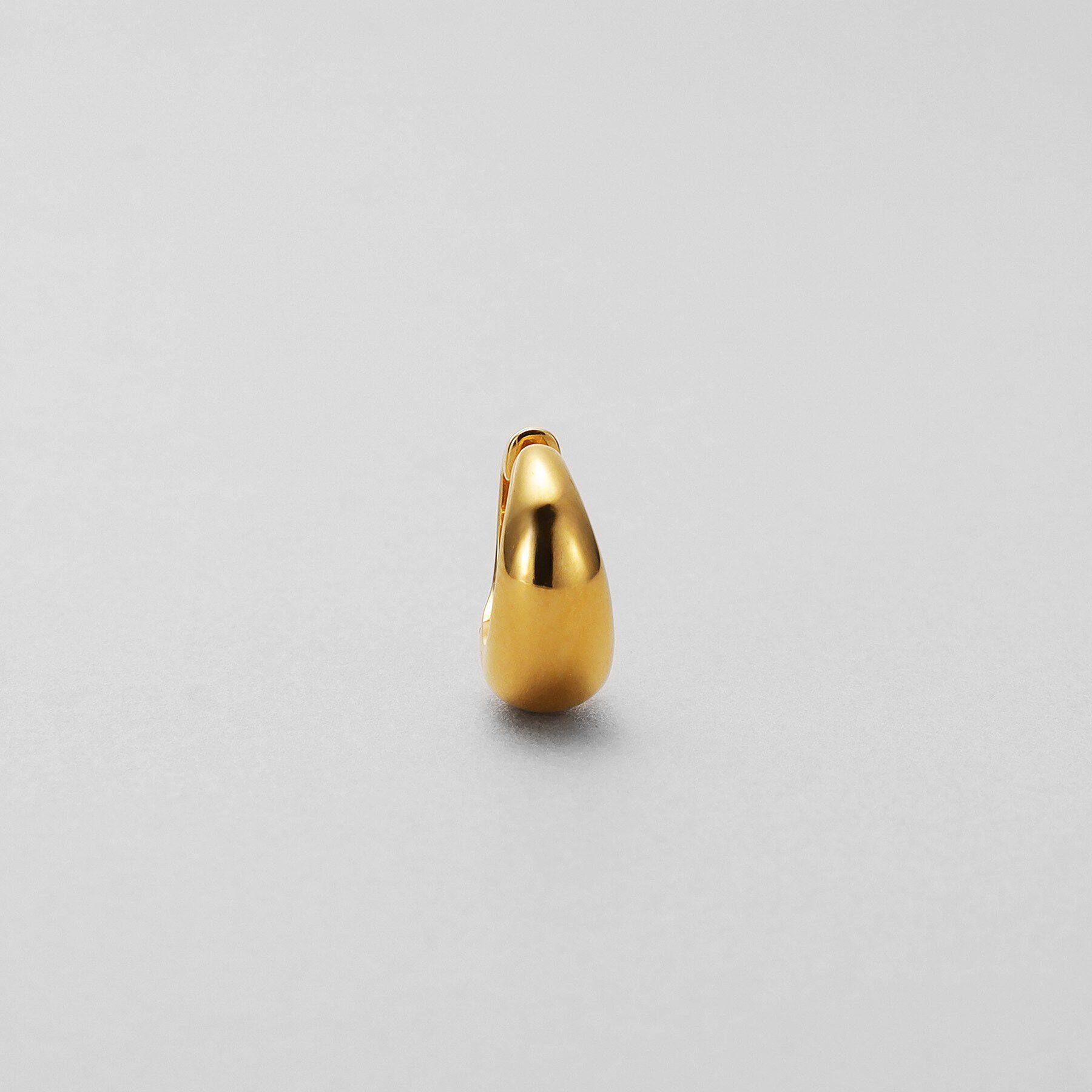 COCOSHNIK ONKITSCH「シルバー ハギーイヤリング ペアシェイプ S GP」|イヤリング|