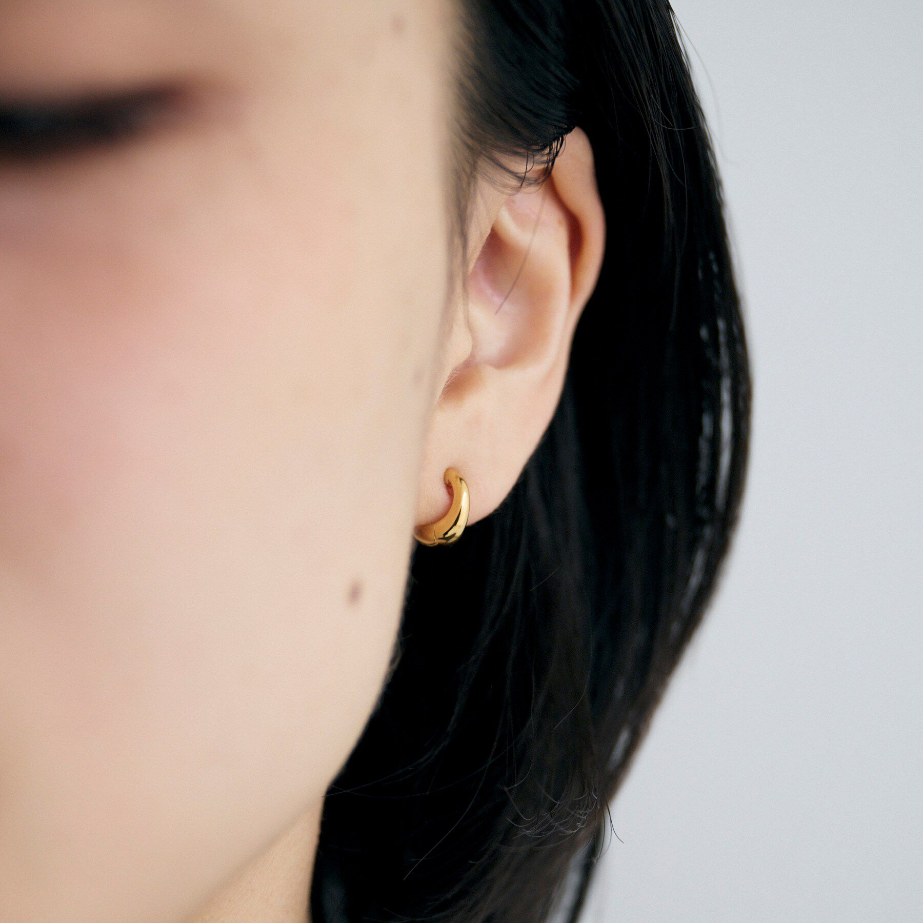 COCOSHNIK ONKITSCH「シルバー ハギーイヤリング ペアシェイプ S GP」|イヤリング|