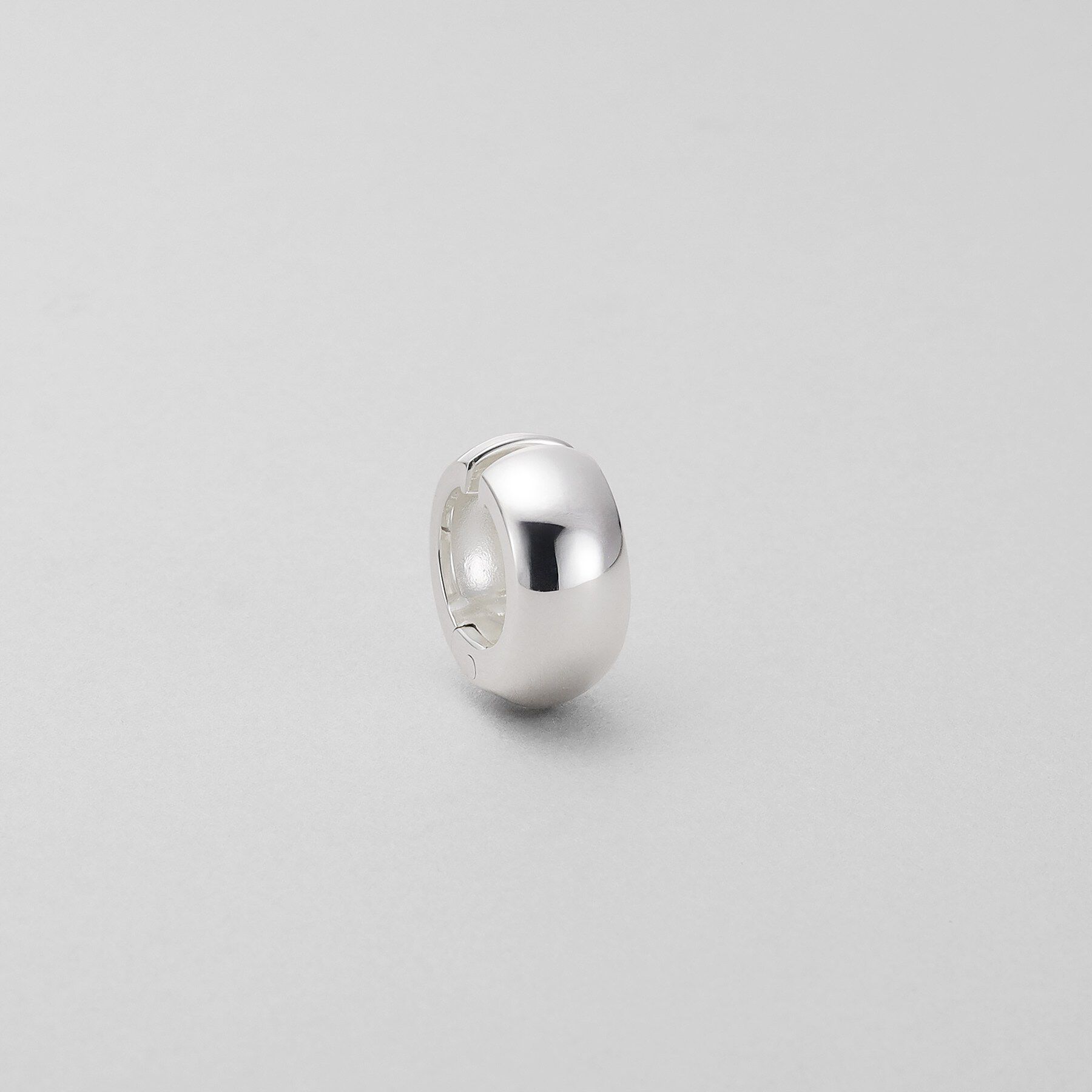 COCOSHNIK ONKITSCH「シルバー ハギーイヤリング ドーム M」|イヤリング|