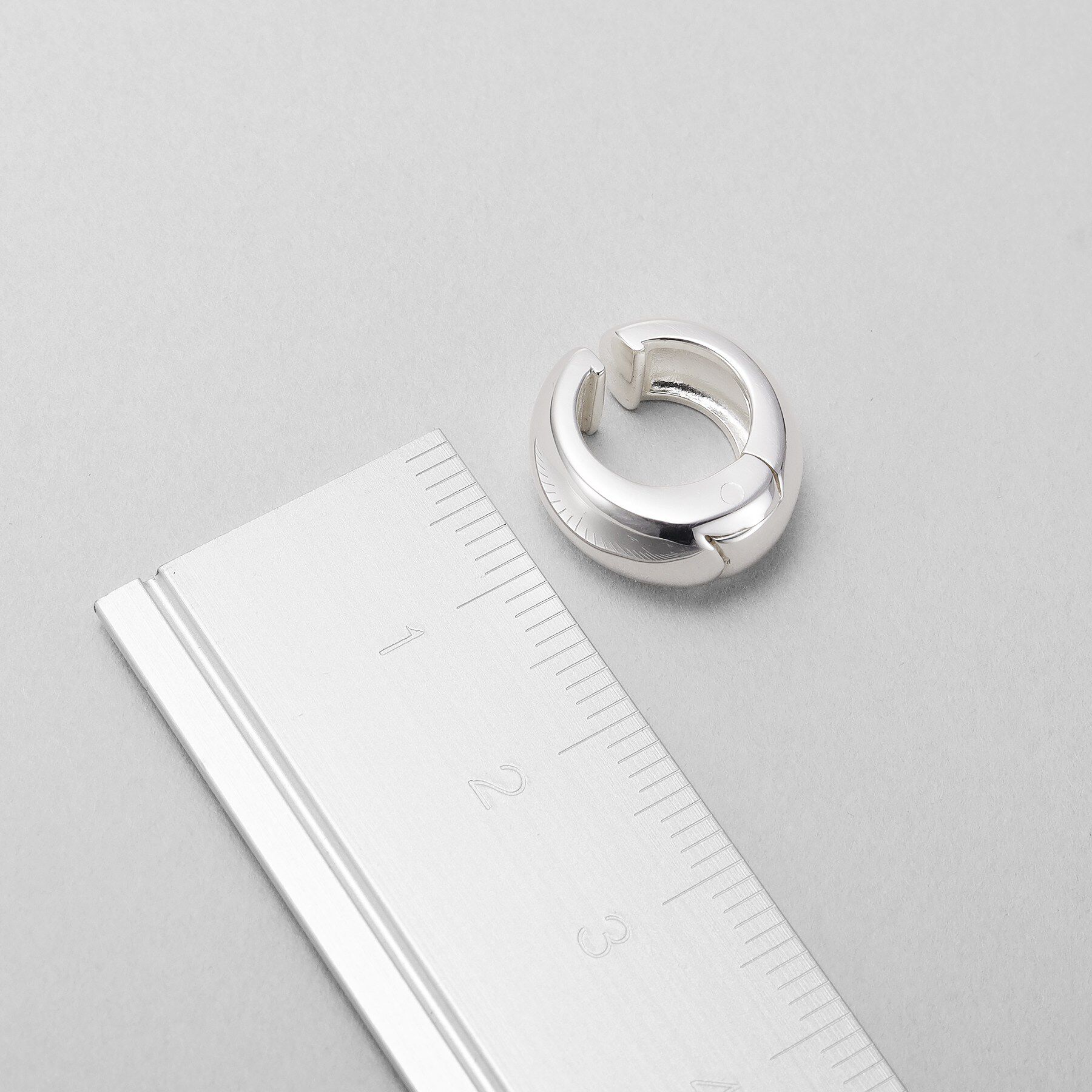 COCOSHNIK ONKITSCH「シルバー ハギーイヤリング ドーム M」|イヤリング|