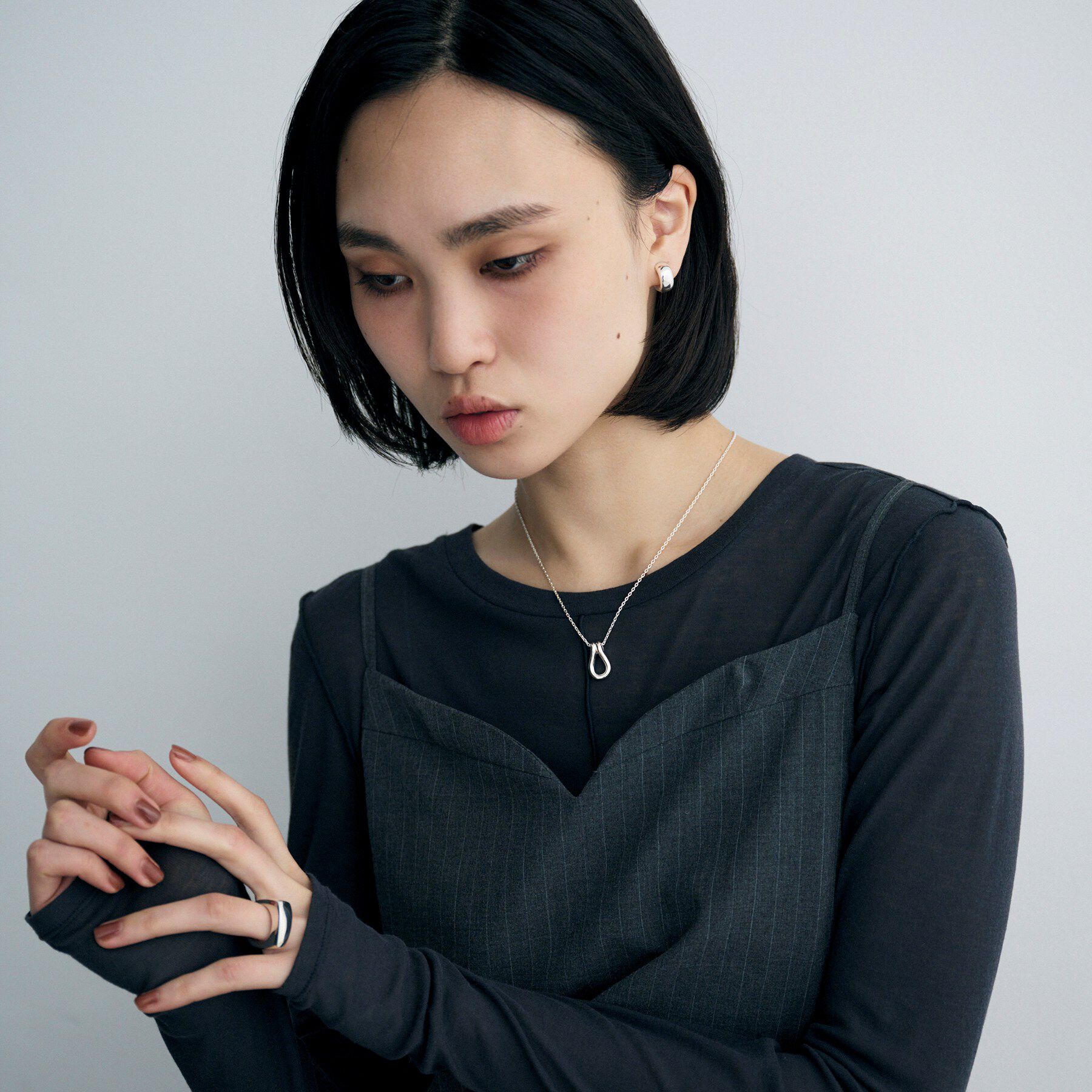 COCOSHNIK ONKITSCH「シルバー ハギーイヤリング ドーム M」|イヤリング|