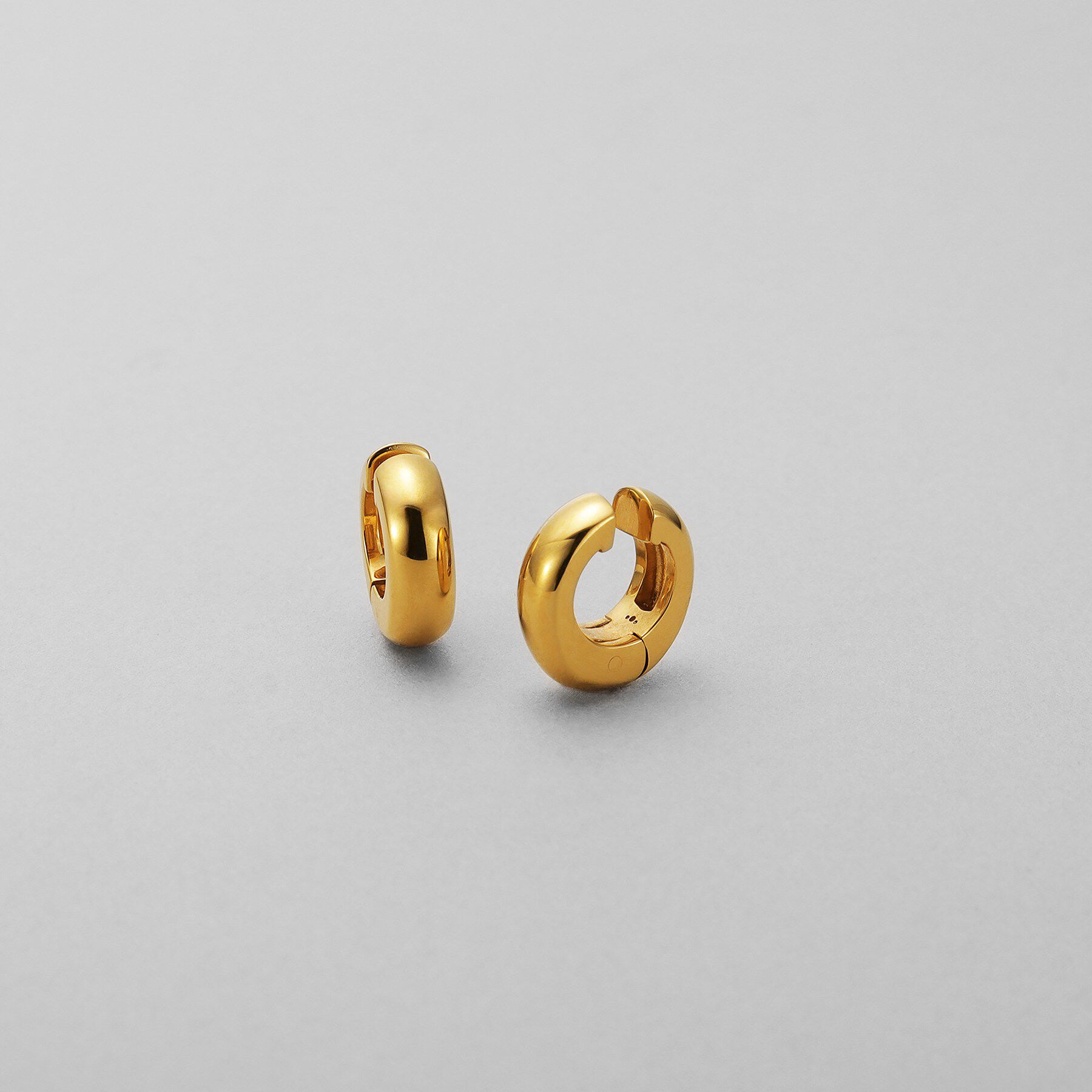 COCOSHNIK ONKITSCH「シルバー ハギーイヤリング ドーム S GP」|イヤリング|