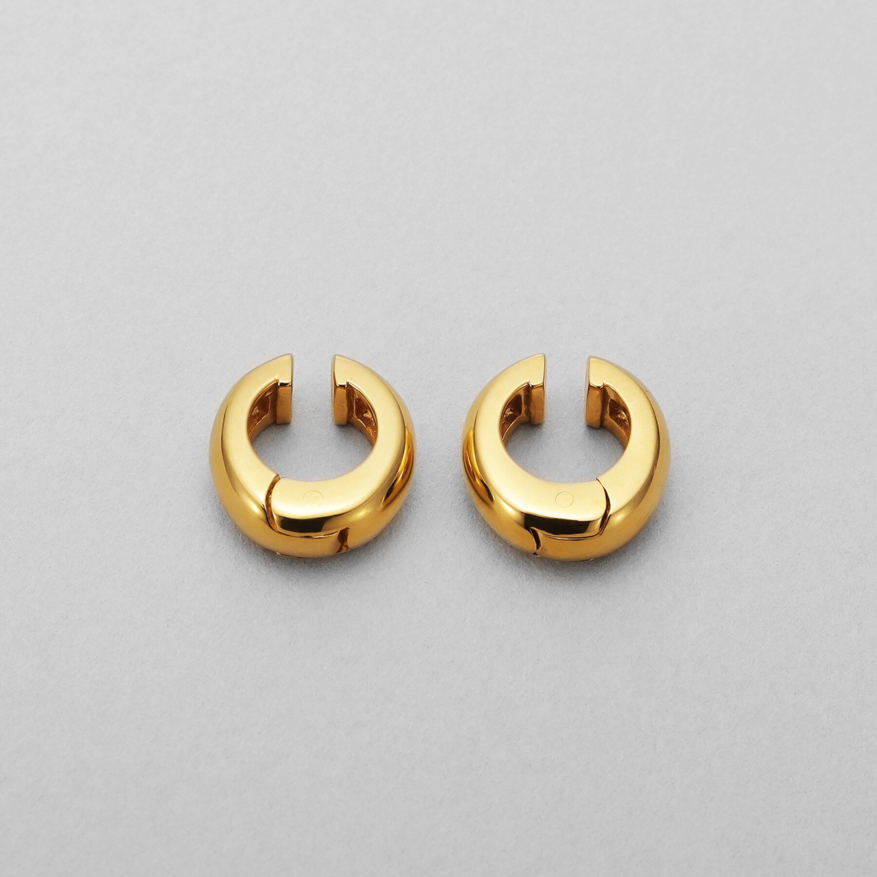 COCOSHNIK ONKITSCH「シルバー ハギーイヤリング ドーム S GP」|イヤリング|