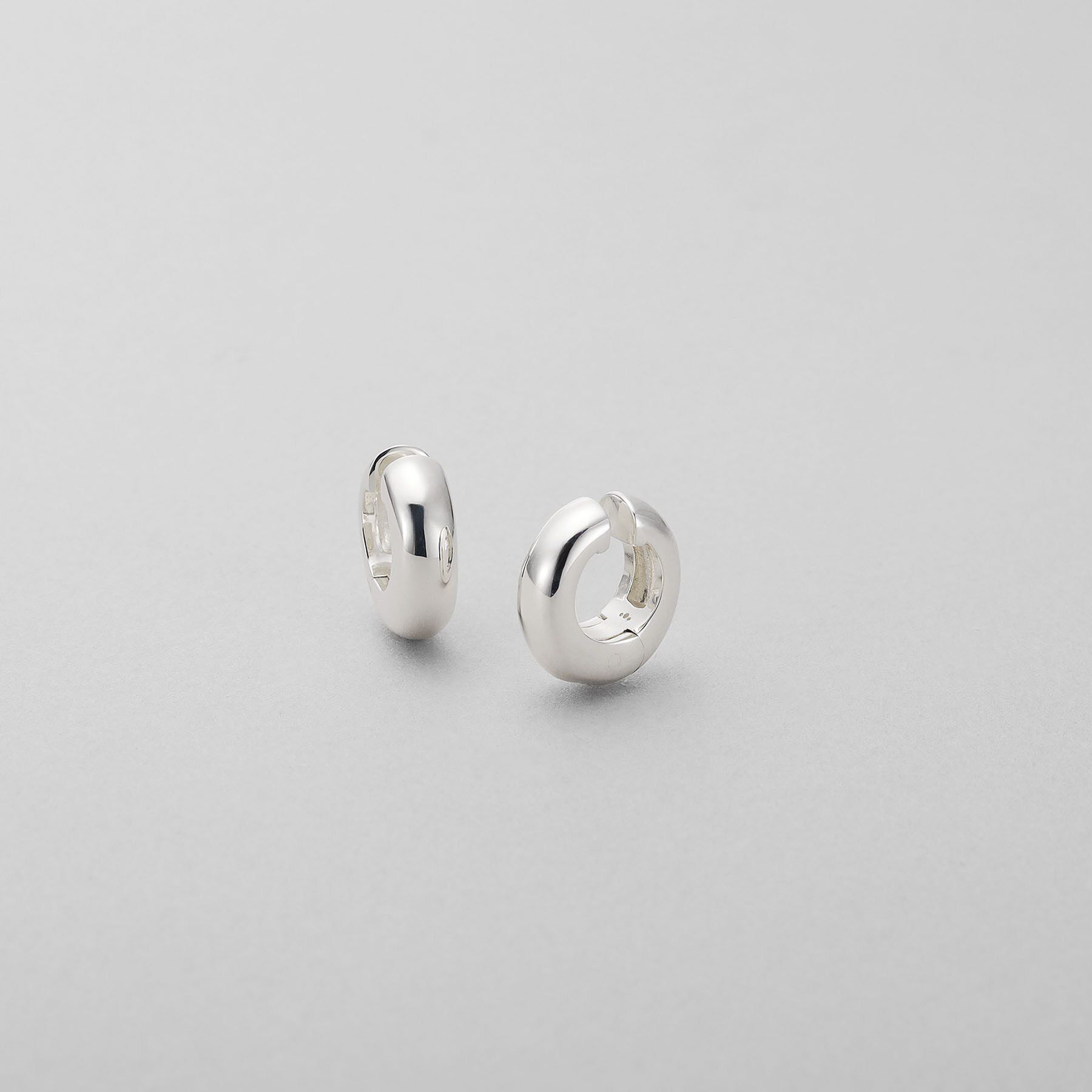 COCOSHNIK ONKITSCH「シルバー ハギーイヤリング ドーム S」|イヤリング|