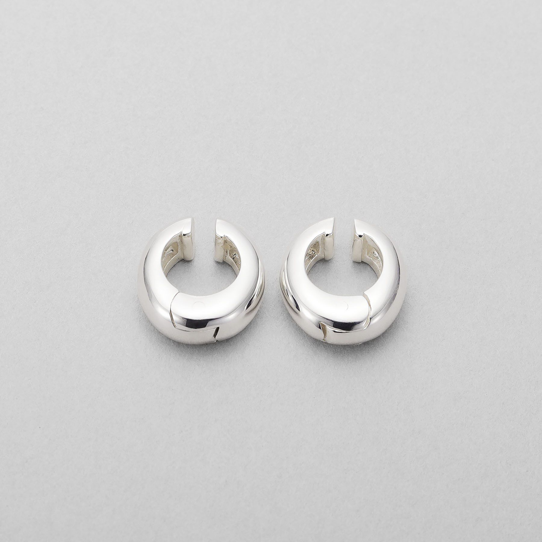 COCOSHNIK ONKITSCH「シルバー ハギーイヤリング ドーム S」|イヤリング|