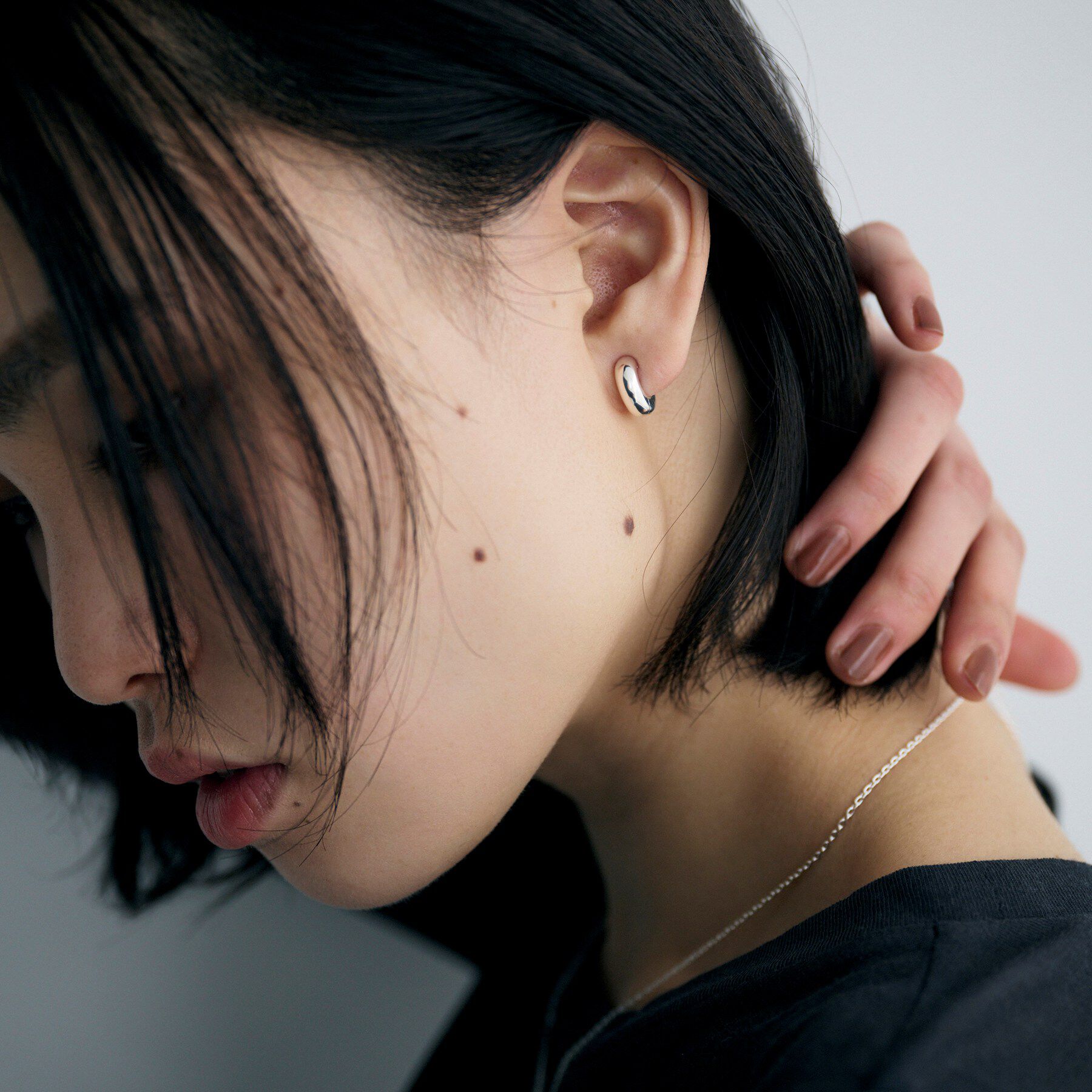 COCOSHNIK ONKITSCH「シルバー ハギーイヤリング ドーム S」|イヤリング|