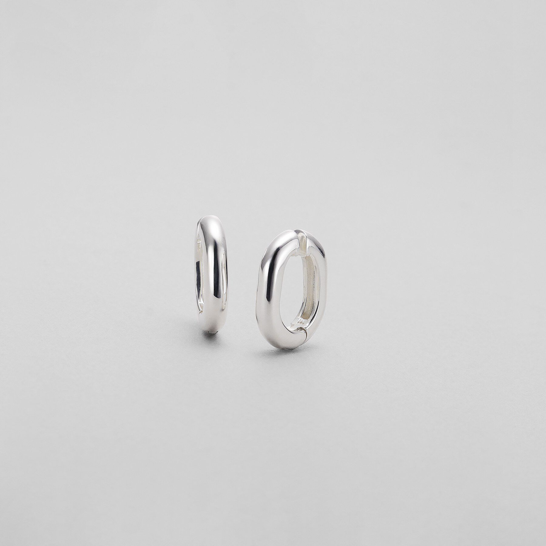 COCOSHNIK ONKITSCH「シルバー ハギーイヤリング トラック」|イヤリング|シルバー(600)