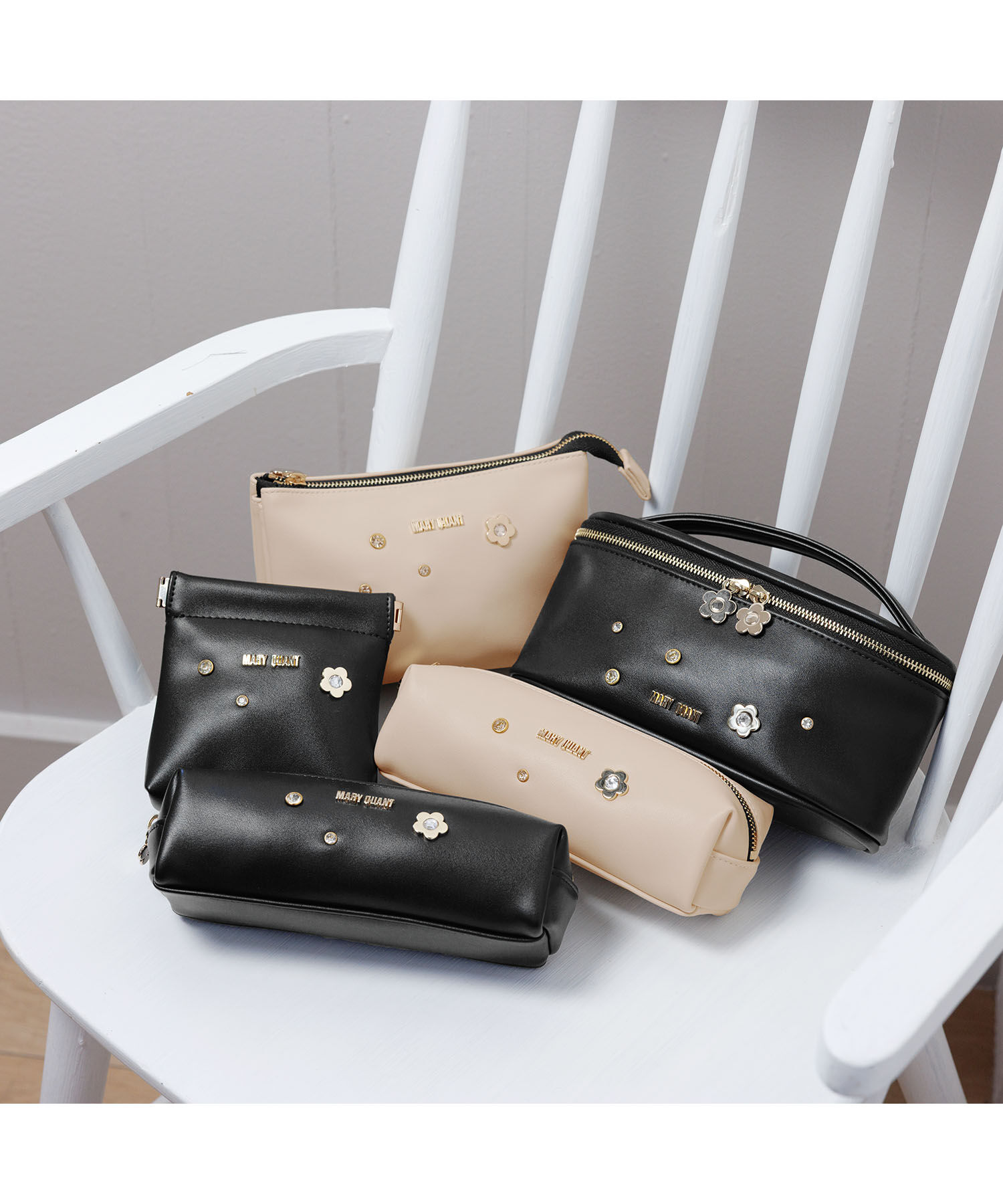 MARY QUANT「メタルビジュー 3ポケットポーチ」|ポーチ|