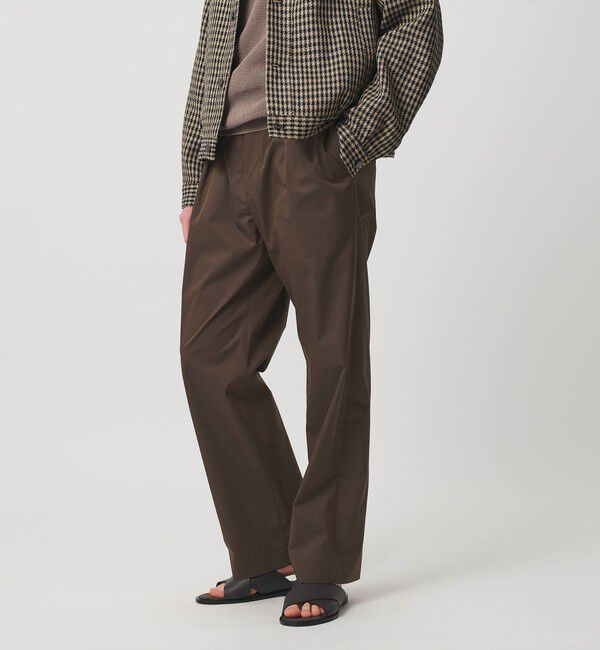 UNITED ARROWS「スムース タイプライター 2プリーツ リラックス トラウザース」|チノ|DK.BROWN