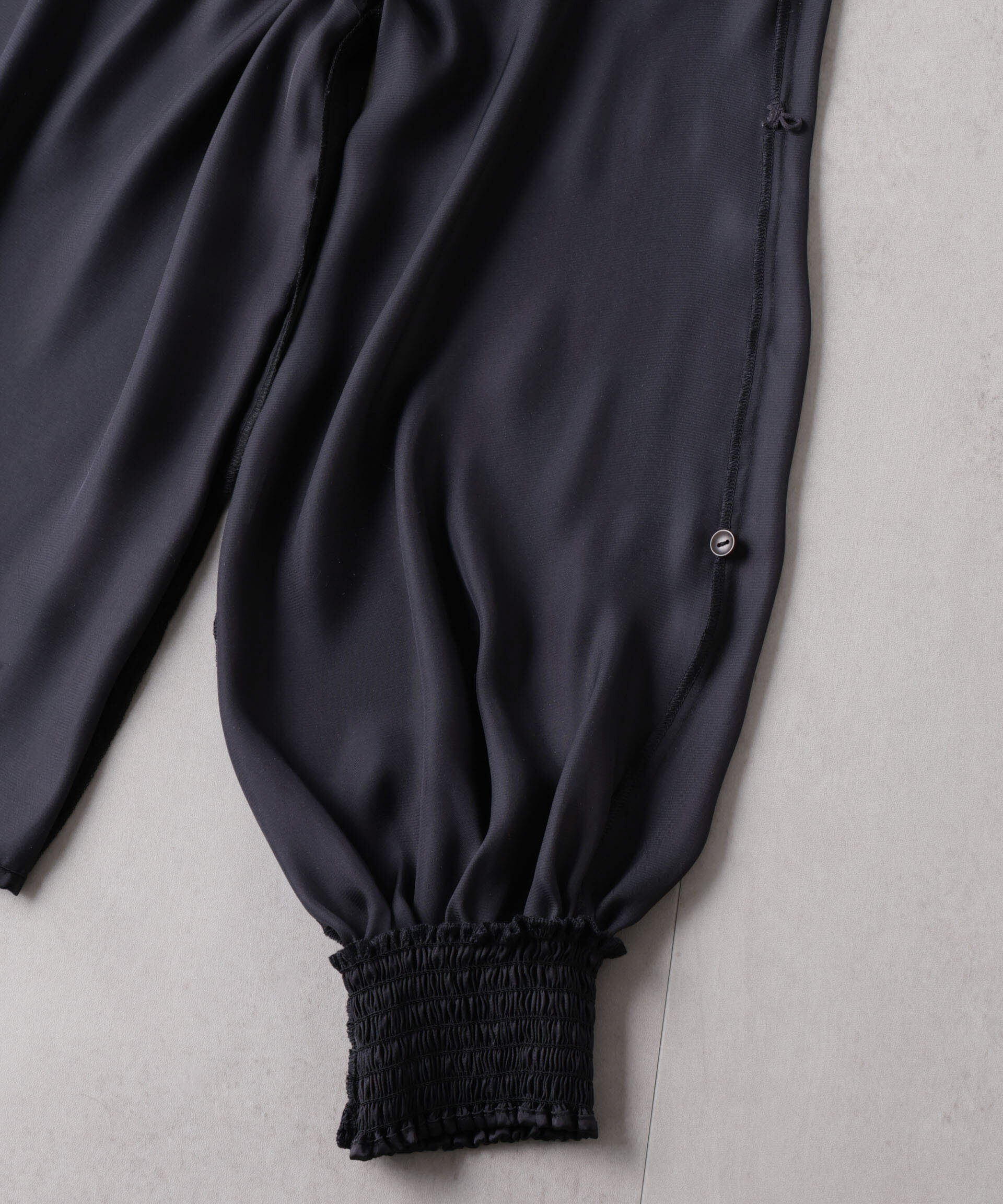 nano･universe「2WAYデザインスリーブサテンブラウス」|シャツ・ブラウス|