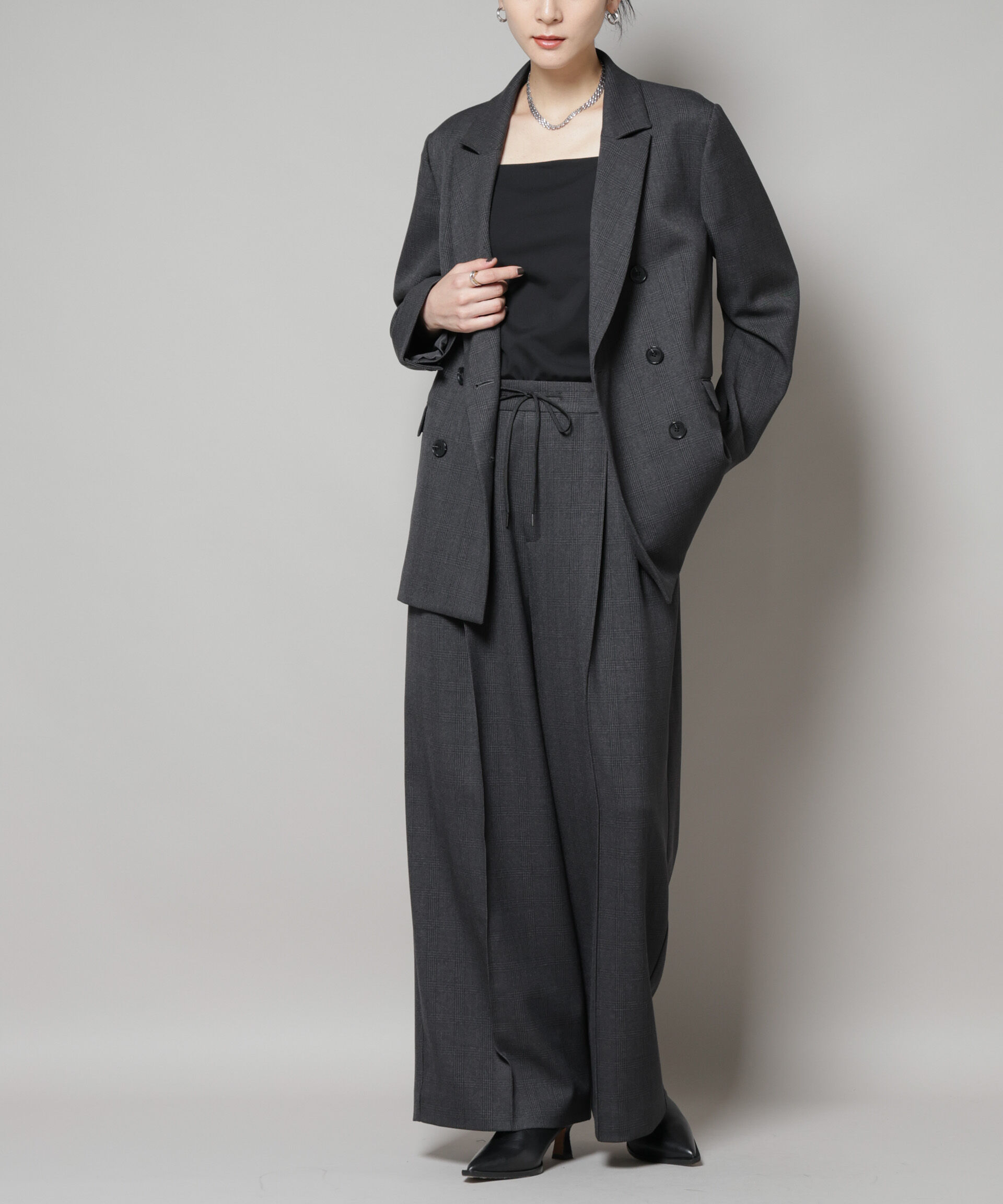 nano･universe「ストレッチサージチェックピンタックイージーワイドパンツ(セットアップ可)」|チノ|チャコール3