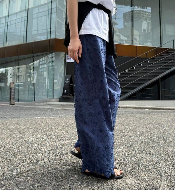 fredy emue「3D刺繍スカラップイージーパンツ」|チノ|