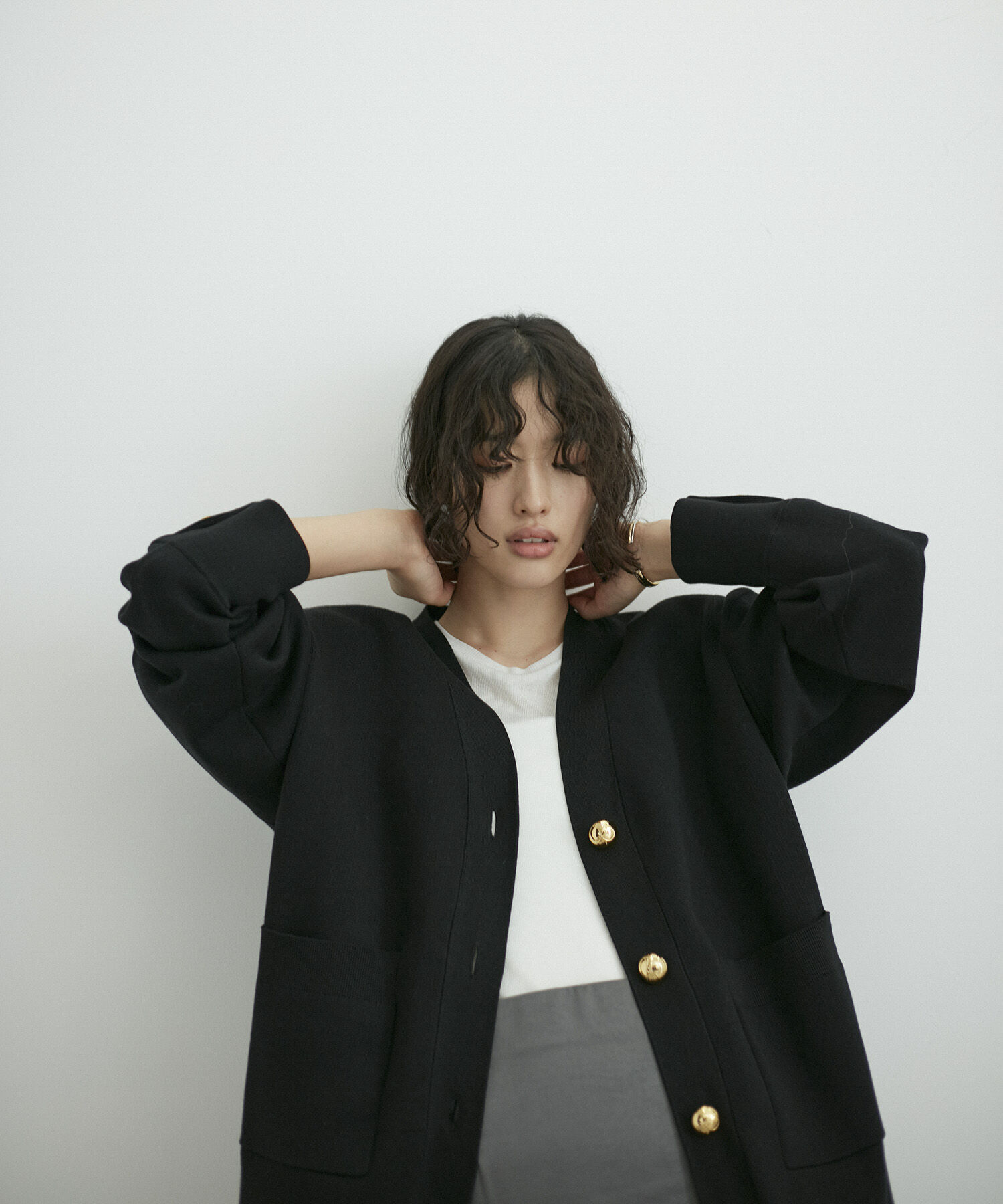 ADAM ET ROPE'「【サステナブル】ロゴボタンミドルカーディガン」|カーディガン|