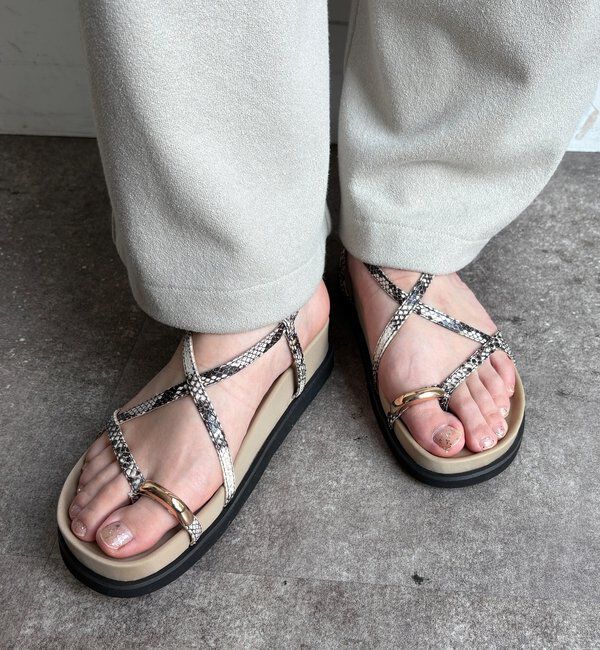  「【WEB限定】GOLDトングフラットクロスサンダル」|その他|