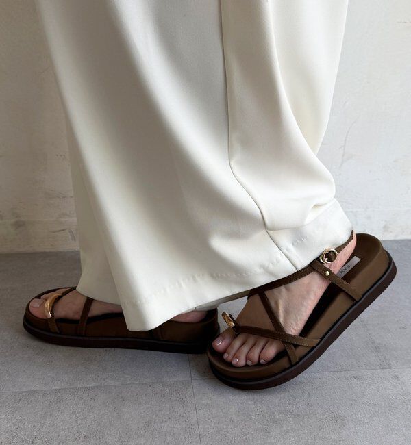  「【WEB限定】GOLDトングフラットクロスサンダル」|その他|