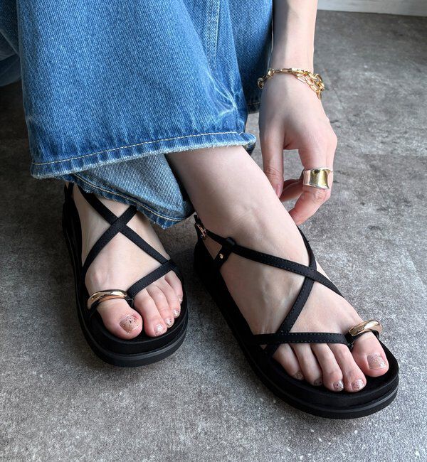  「【WEB限定】GOLDトングフラットクロスサンダル」|その他|ブラック
