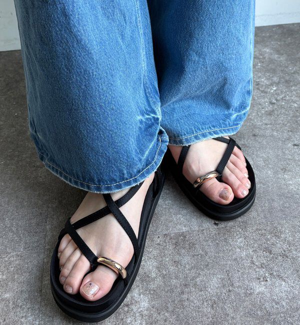  「【WEB限定】GOLDトングフラットクロスサンダル」|その他|