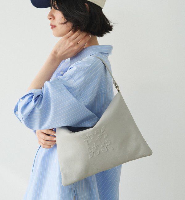  「エンボスモノグラムショルダーバッグ」|ショルダー・メッセンジャー|ライトグレー