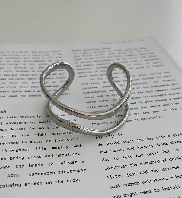  「〈GOLDY/ゴールディ〉トリミングWAVEバングル」|リング|