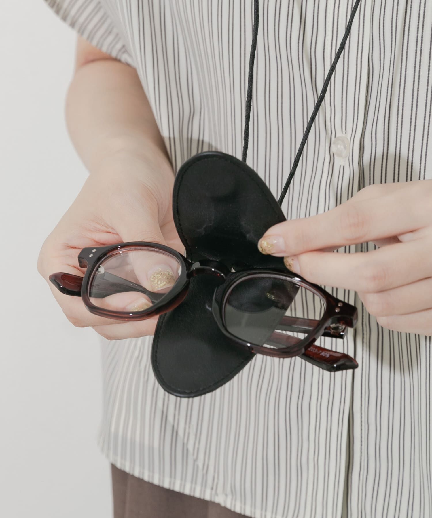 SMELLY「マグネットメガネホルダー」|メガネ|