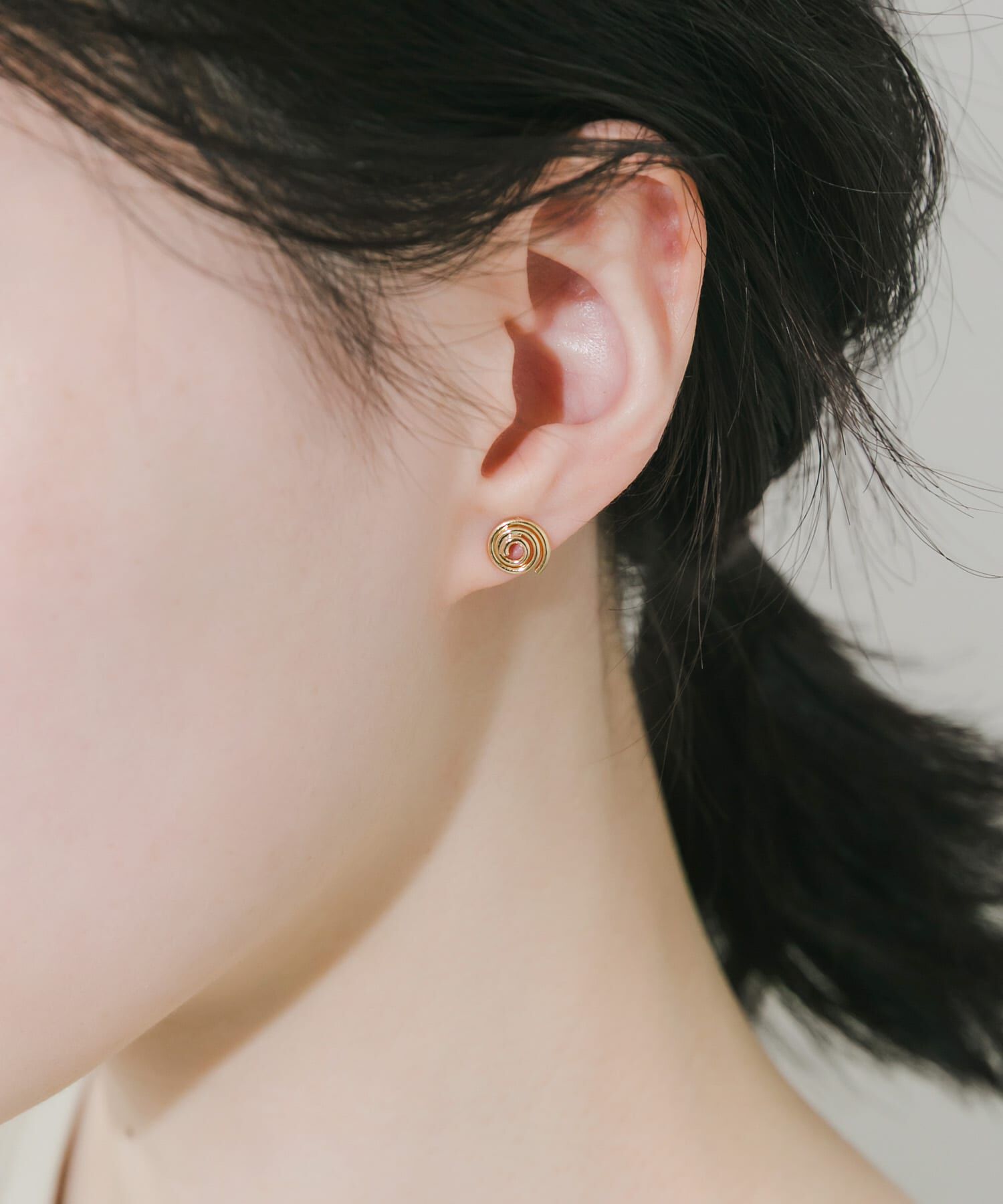 SMELLY「グルグルメタルミニピアス」|ピアス|ゴールド