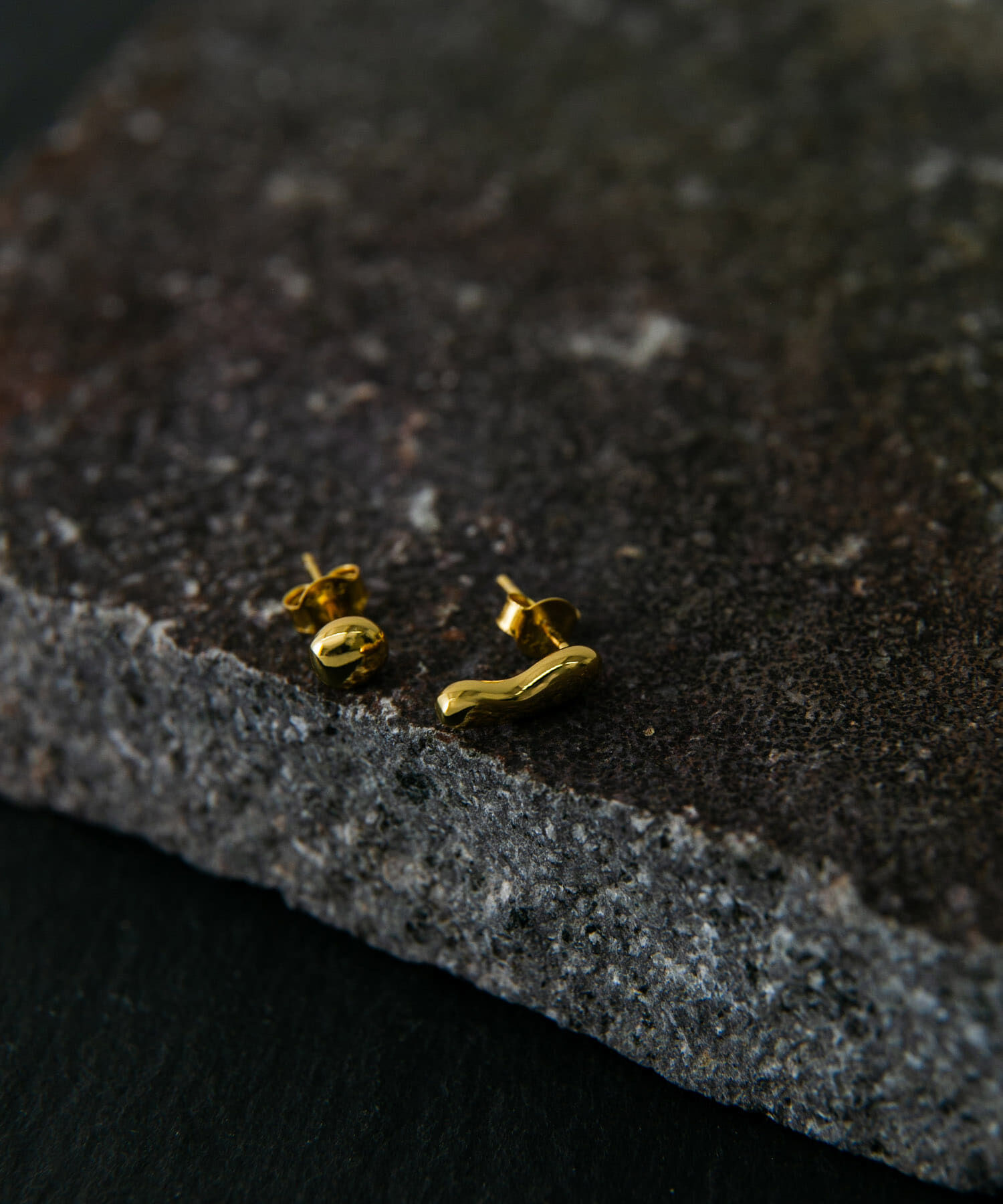 SMELLY「SMELLY so&rsquo;　asymmetry grain pierce」|ピアス|ゴールド