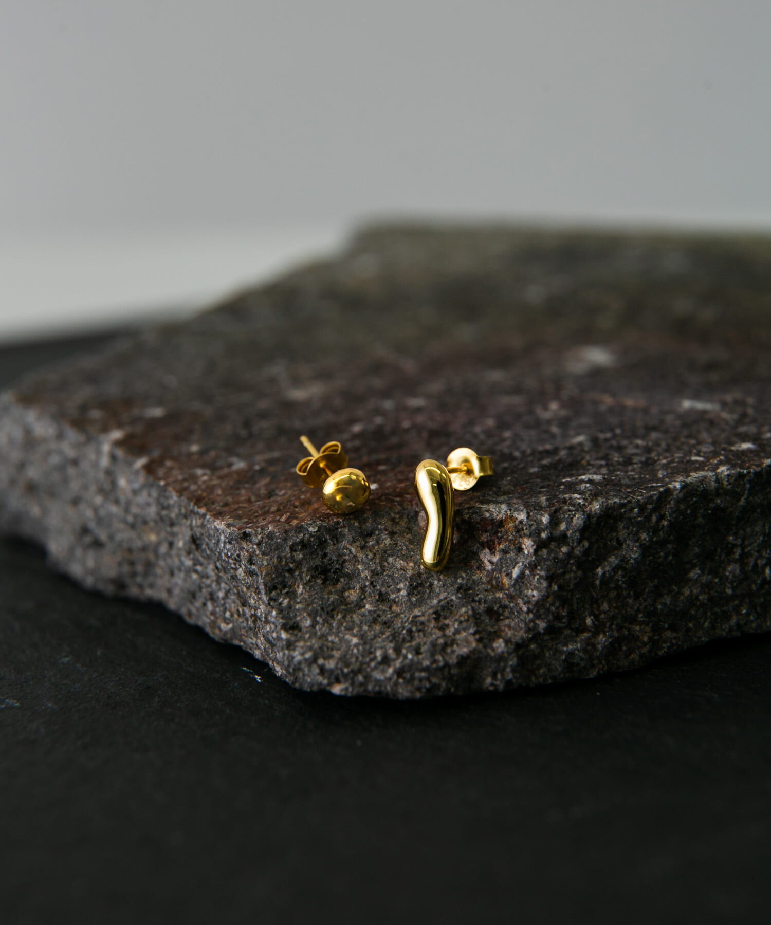 SMELLY「SMELLY so&rsquo;　asymmetry grain pierce」|ピアス|