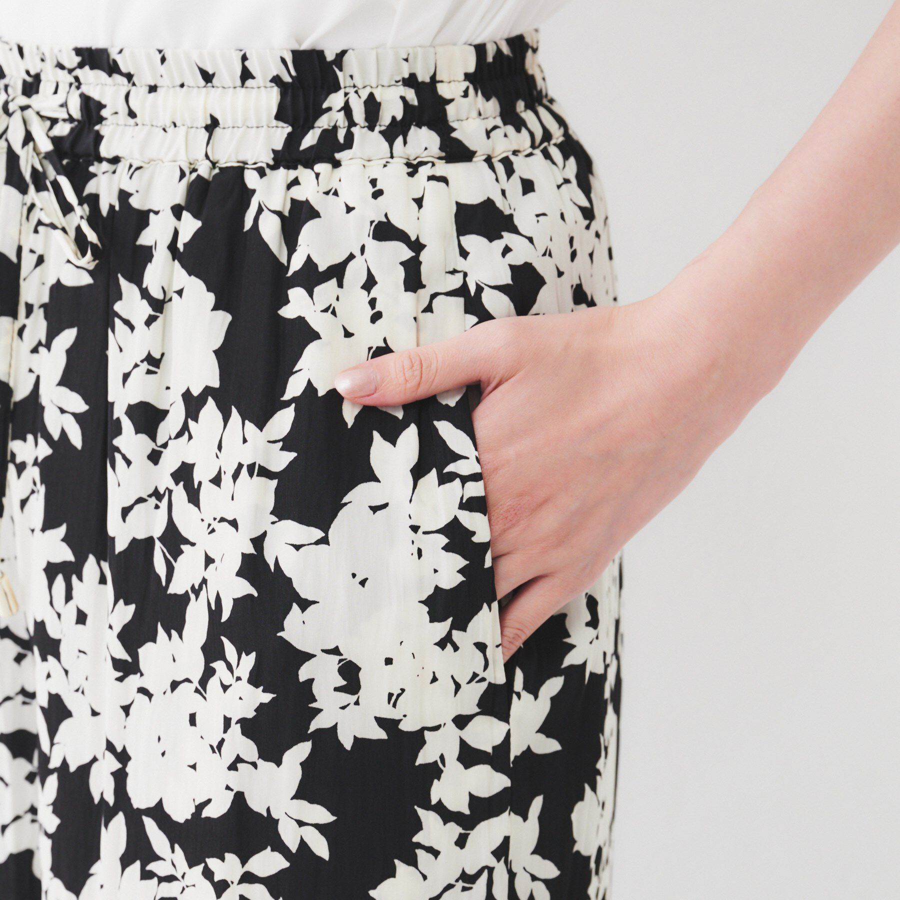 UNTITLED「【ウエストゴム/ワイド/柄】モノトーンフラワーパンツ」|その他|