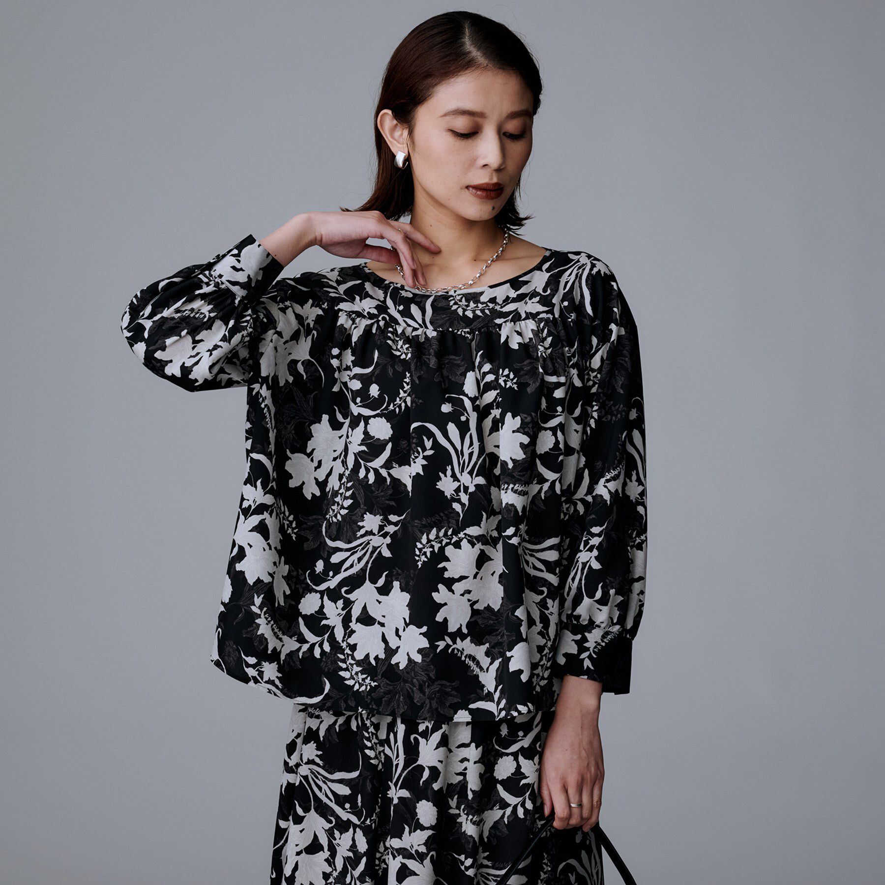 UNTITLED「【洗える/セットアップ可能】オーナメントフラワー ブラウス」|シャツ・ブラウス|