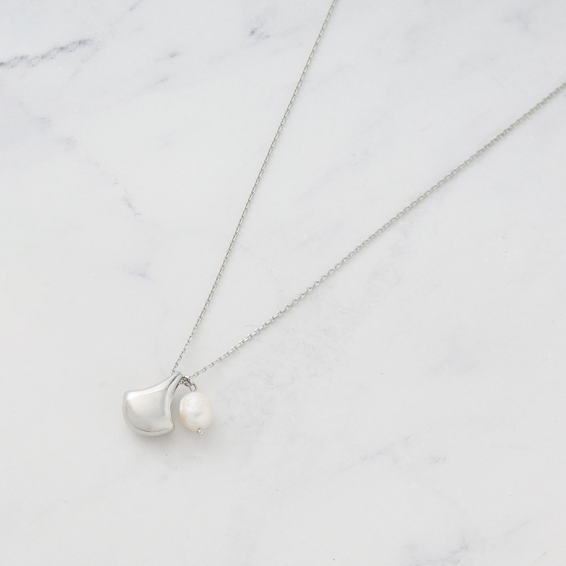 Reflect「【チェーン長さ調節可】リーフパーツ&times;淡水パールネックレス」|ネックレス|シルバー(006)