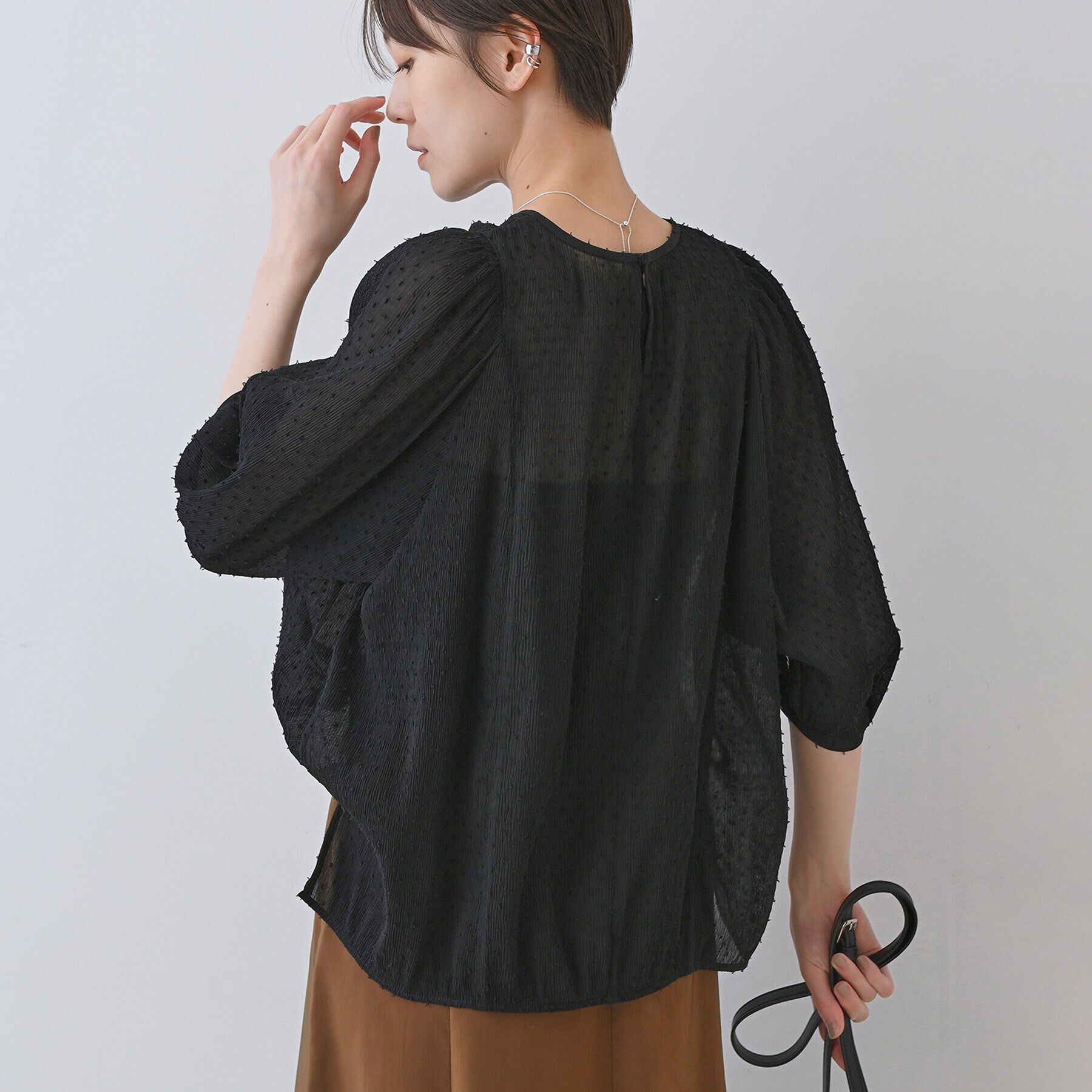 INDIVI「【洗える／ドット柄／凹凸素材】袖コンシャスドルマンブラウス」|シャツ・ブラウス|