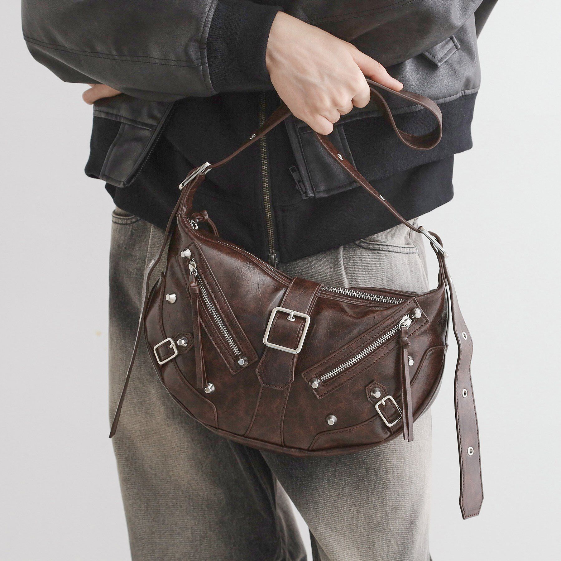 tk.TAKEO KIKUCHI「【FANCYシリーズ】スタッズクレセントショルダーバッグ」|ショルダー・メッセンジャー|