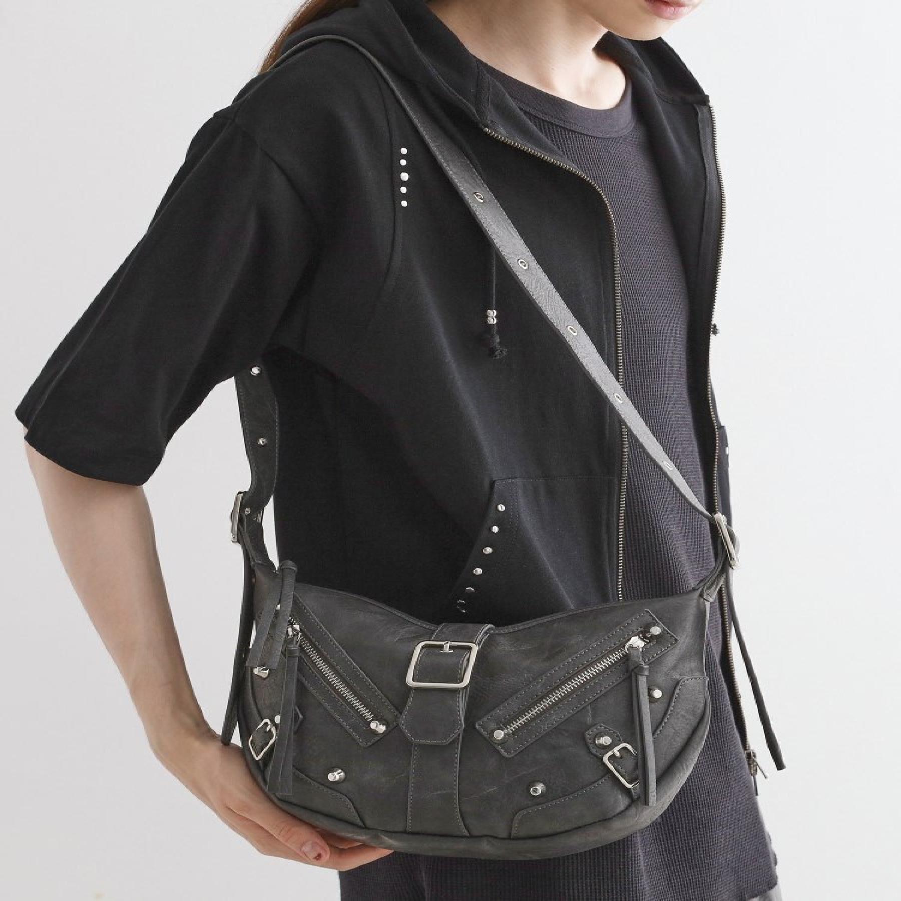 tk.TAKEO KIKUCHI「【FANCYシリーズ】スタッズクレセントショルダーバッグ」|ショルダー・メッセンジャー|