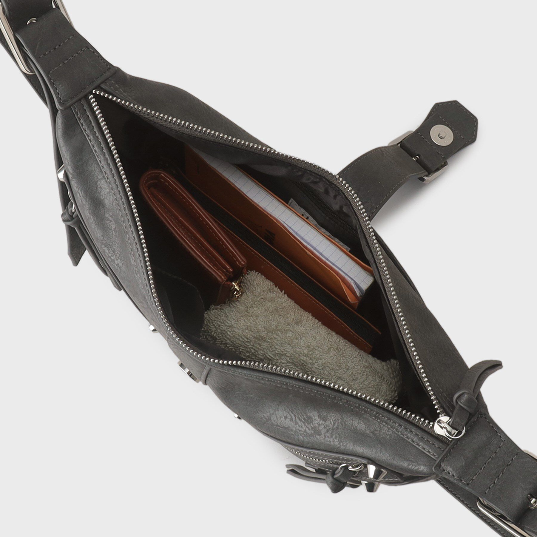 tk.TAKEO KIKUCHI「【FANCYシリーズ】スタッズクレセントショルダーバッグ」|ショルダー・メッセンジャー|