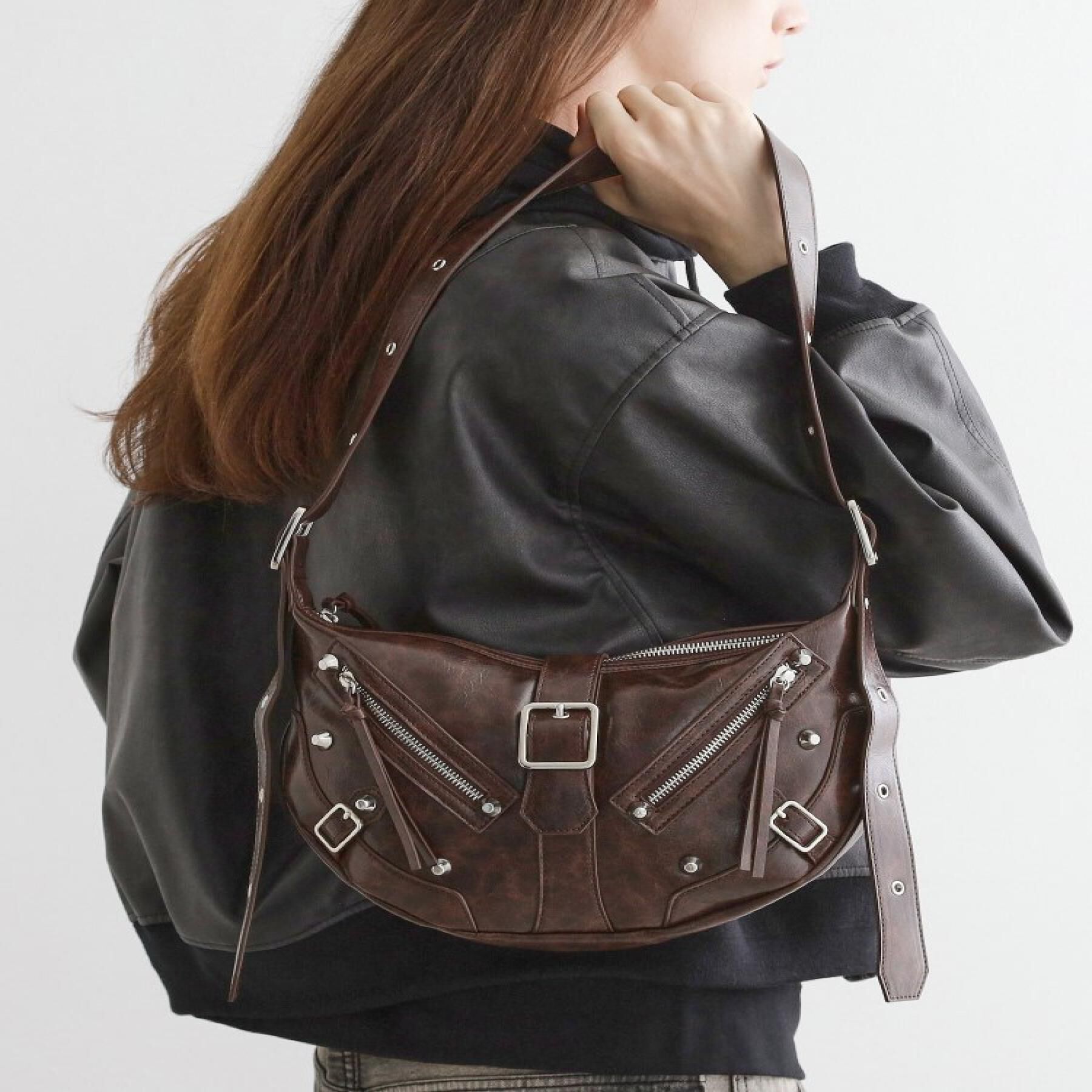 tk.TAKEO KIKUCHI「【FANCYシリーズ】スタッズクレセントショルダーバッグ」|ショルダー・メッセンジャー|