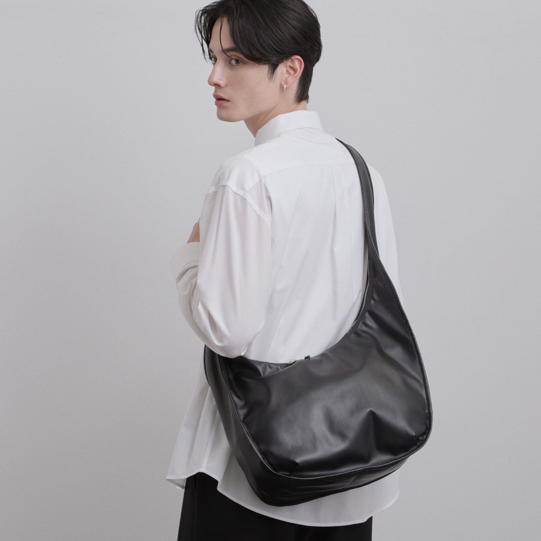 tk.TAKEO KIKUCHI「ルーズビッグカーブワンショルダーバッグ/A4対応/ユニセックス/きれいめ/ボディバッグ」|ショルダー・メッセンジャー|ブラック(019)